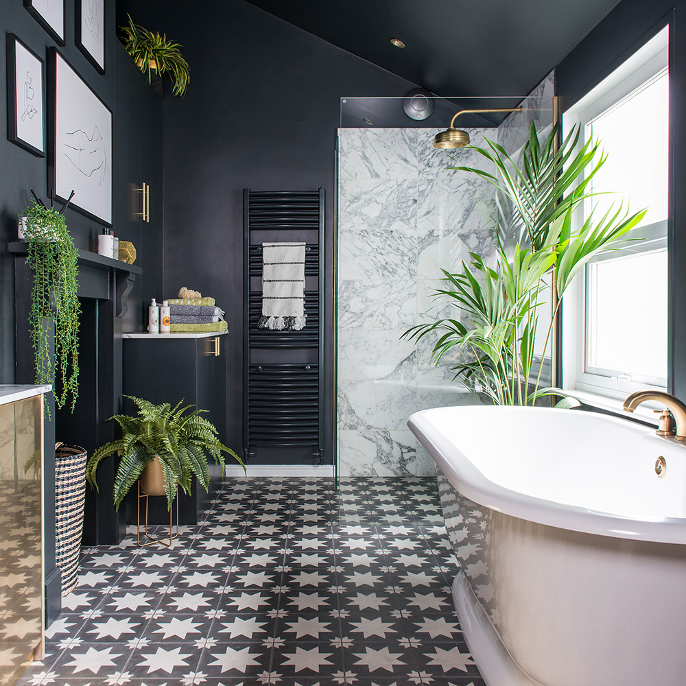 Sự lôi cuốn của phòng tắm này đến từ bức tường và trần nhà màu đen tuyền bóng bẩy, kết hợp buồng tắm ốp đá cẩm thạch trắng và sàn nhà lát gạch bông cổ điển.