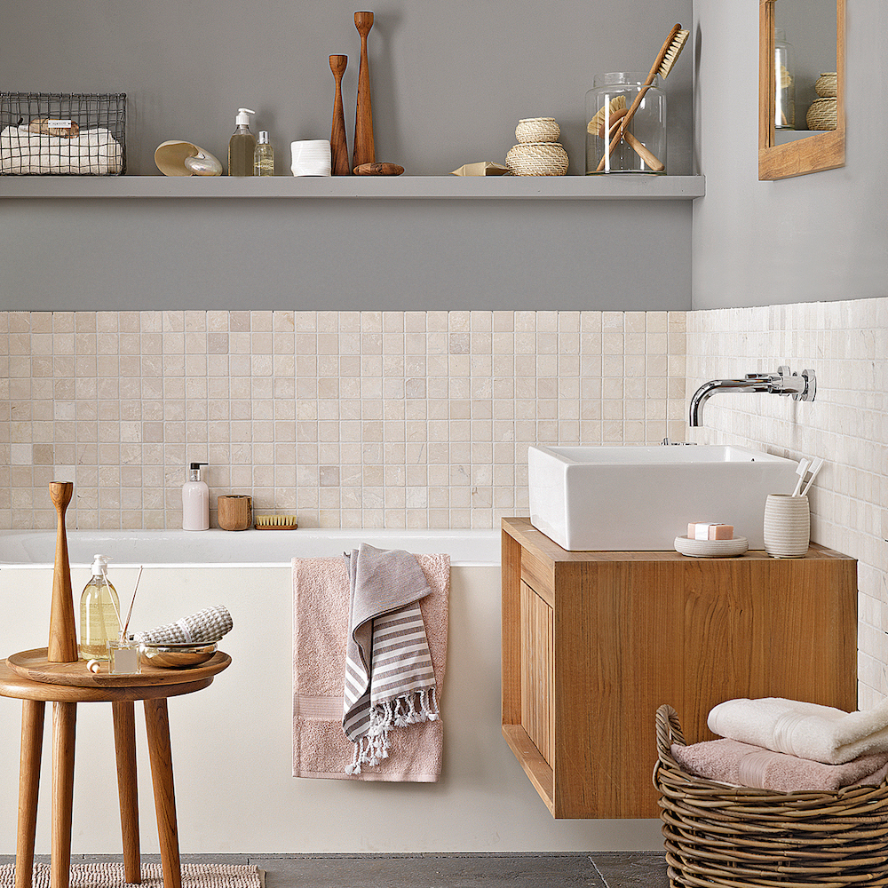 Sơn màu xám cho nửa bức tường tường trên, nửa dưới chọn gạch ốp hình vuông mini tạo cảm giác giác sạch sẽ, dễ lau chùi cho khu vực phía trên bồn tắm.
