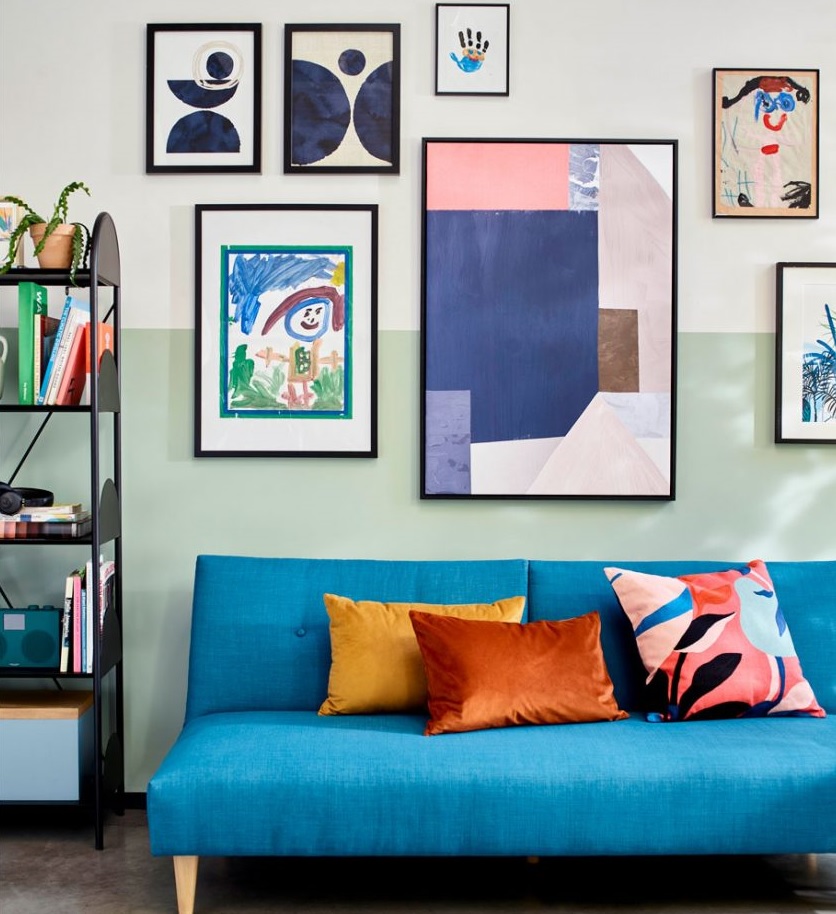 Bí quyết cho phòng khách tươi vui này là gì? Đó chính là chiếc giường sofa màu xanh mòng két đậm kết hợp với những chiếc gối tựa đầy màu sắc, và dĩ nhiên cũng không thể bỏ qua bức tường sinh động với đủ kiểu tranh ảnh phía sau!