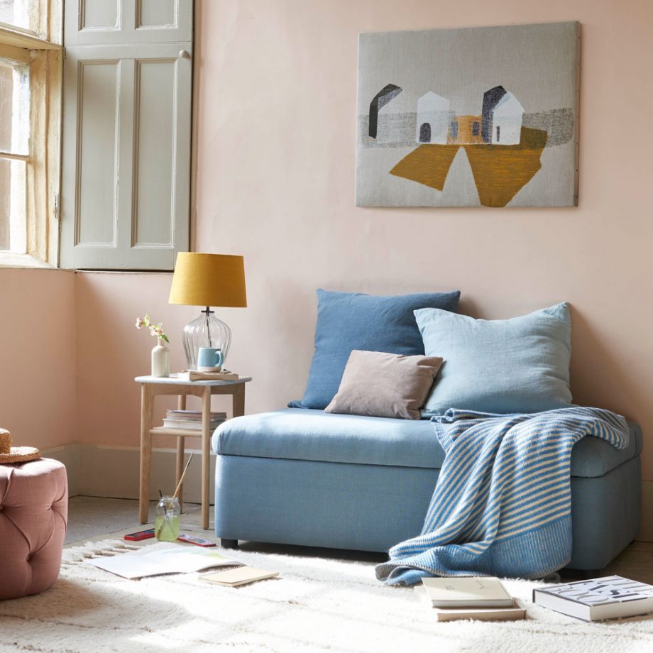 Căn phòng dịu dàng với những gam màu pastel như hồng, xanh lam, xám,... Thay vì sử dụng sofa cồng kềnh, chủ nhân đã thay bằng băng ghế dài để tiết kiệm diện tích. Đặc biệt, chỉ với một thao tác là bạn có thể 'hô biến' nó thành giường ngủ thoải mái.