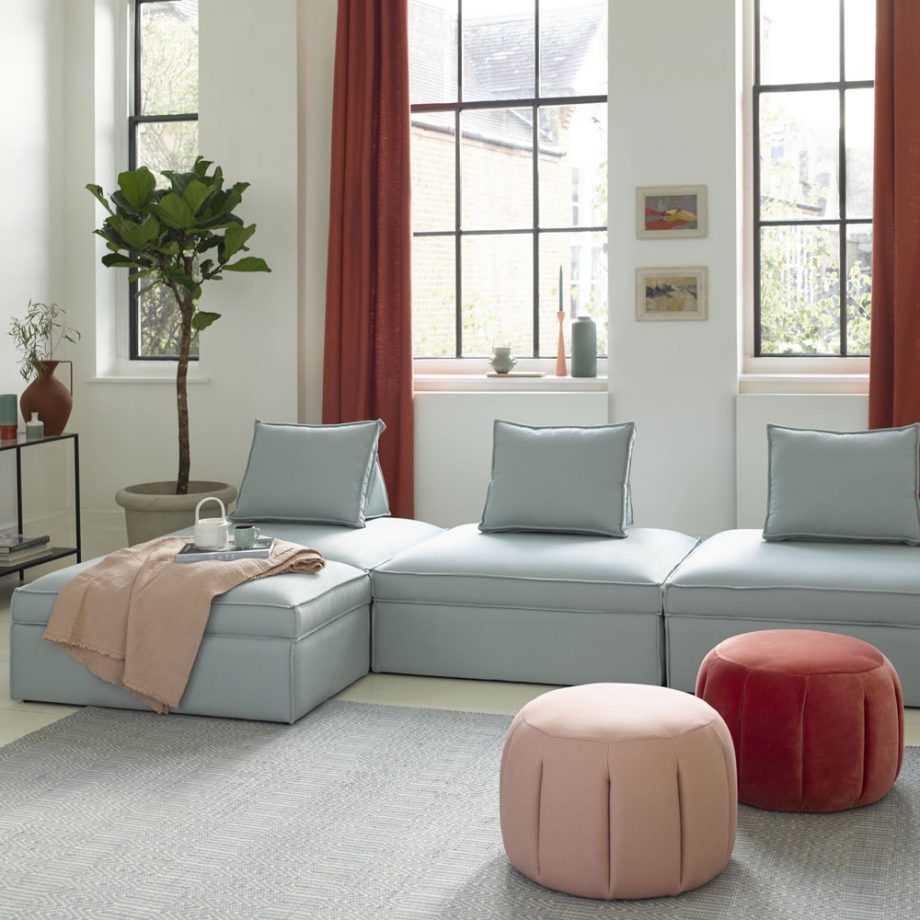 Hãy đầu tư t bộ sofa thiết kế kiểu module để có thể linh hoạt đáp ứng nhiều nhu cầu sử dụng trong phòng khách. Chúng gọn nhẹ, dễ di chuyển, vừa là ghế ngồi tiếp khách, ghế thư giãn, giường đơn,... Nhớ thêm vài chiếc ghế đôn êm ái đầy màu sắc nữa nhé!