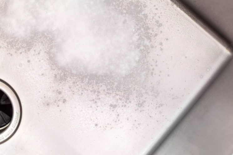 Rắc một lớp baking soda khô lên mọi bề mặt của bồn, kể cả khu vực vòi nước.