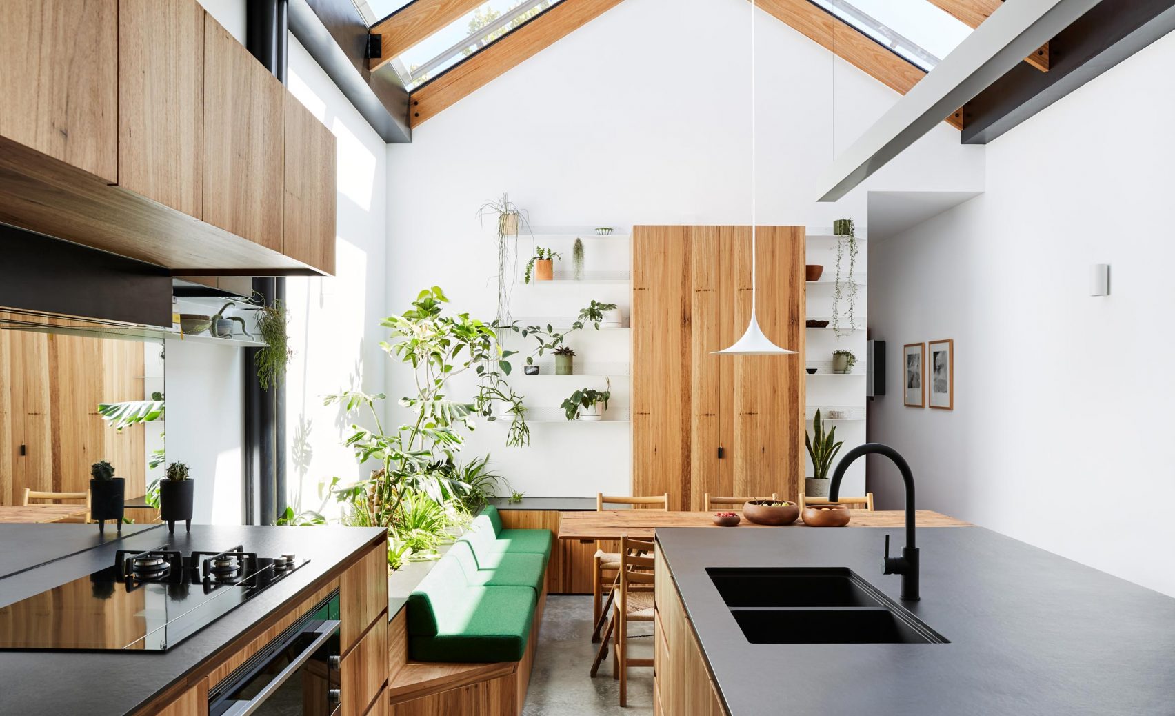 Phòng bếp tiện nghi và sang trọng, toàn bộ không gian lựa chọn gam màu trắng chủ đạo, kết hợp với ánh sáng tự nhiên càng thêm phần tươi mới và sáng sủa. 