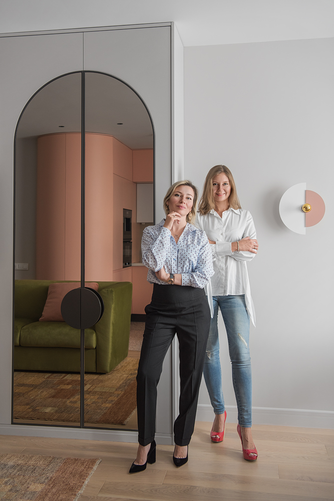 Hai nhà thiết kế Irina Vasilyeva và Alexandra Lepina đến từ Vasilyeva Interiors.