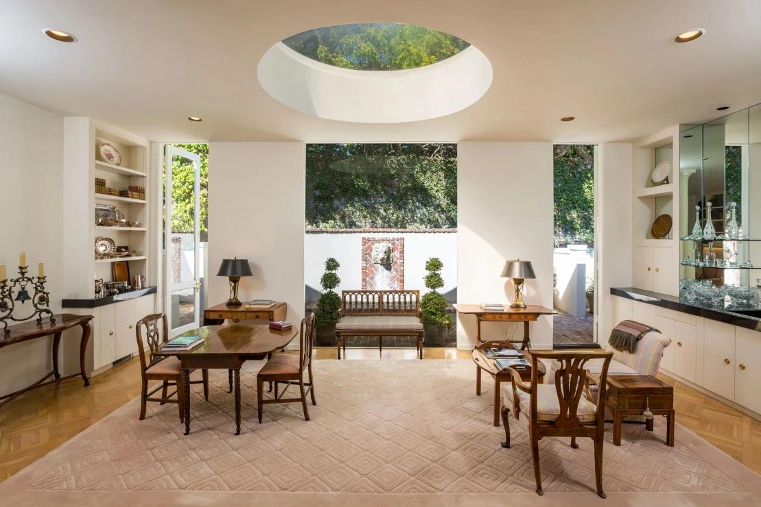 Khung cảnh một phần bên trong biệt thự tại Beverly Hills (Los Angeles) của nữ diễn viên Lily Collins, ngôi sao trong phim 'Emily in Paris' với thiết kế giếng trời và các cửa sổ trần trong các phòng có hình tròn tuyệt đẹp.