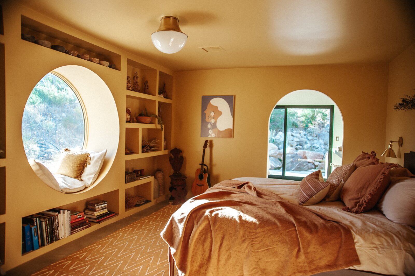 Ngôi nhà ở California do Claire Thomas thiết kế, khu vực ghế nghỉ ở cửa sổ tròn với những chiếc gối ôm và gối tựa êm ái. Bên cạnh đó, cửa chính kiểu mái vòm kết hợp tạo nên khung cảnh mộng mơ cho gia chủ.