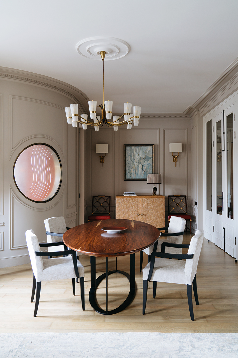 Dự án của nhà thiết kế nội thất kiêm kiến ​​trúc sư Elena Kornilova cho chúng ta cảm nhận vẻ đẹp của cửa sổ tròn không chỉ để kết nối không gian trong và ngoài ngôi nhà mà còn giúp cho các căn phòng có được sự liên kết thông suốt cùng nhau.