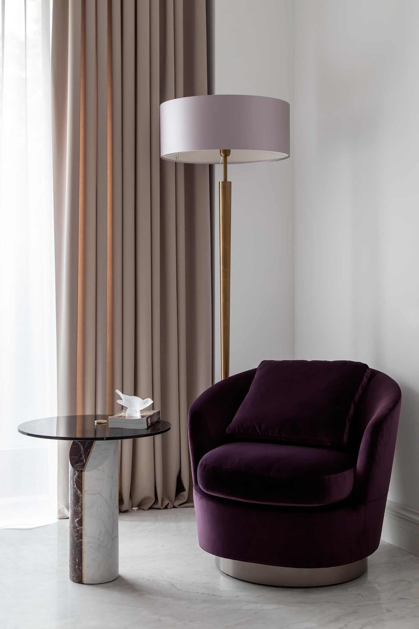 Yếu tố màu tím, bên cạnh đèn bàn, cũng được sử dụng cho ghế bành tại góc thư giãn ở phòng ngủ, cùng với bàn phụ và đèn sàn dáng cao thuận tiện khi đọc sách.
