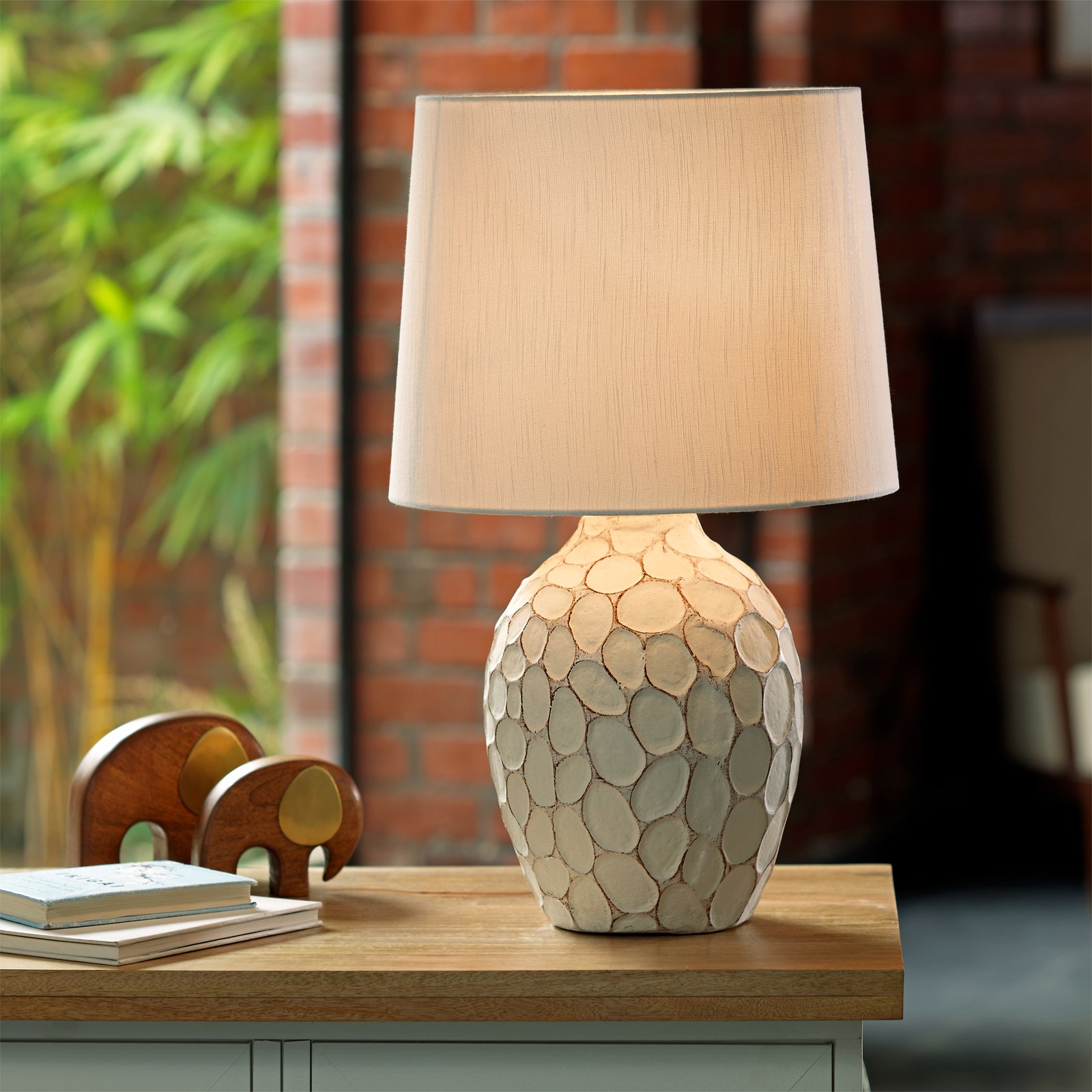 Kiểu dáng thanh lịch, sắc màu trang nhã của chiếc đèn bàn có tên gọi Pebble Pot này có thể được đặt ở bất cứ đâu. Dù là trên táp đầu giường, trong phòng khách hay góc làm việc tại gia đều vô cùng phù hợp.