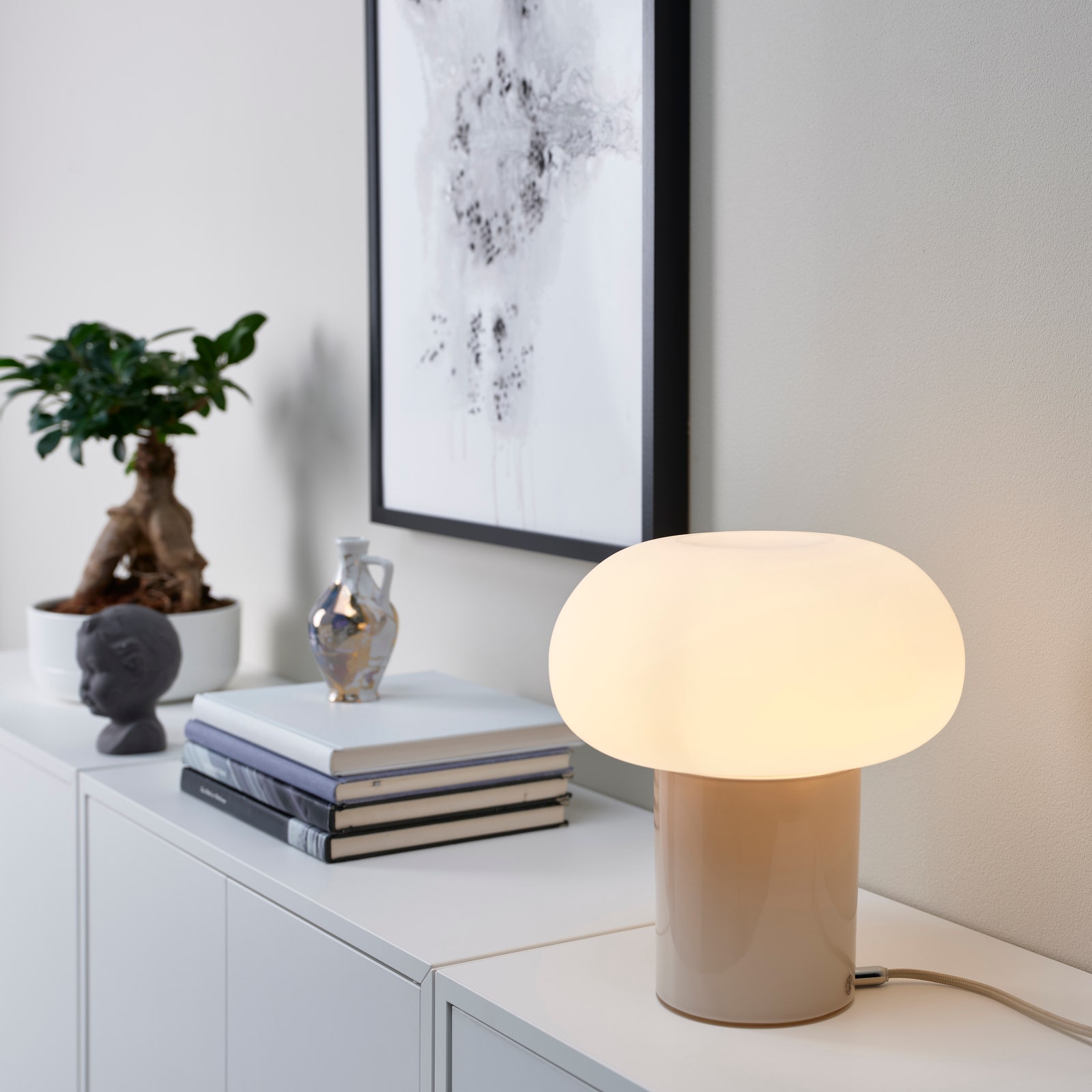 Chiếc đèn Dejsa này là sản phẩm đến từ thương hiệu IKEA với các chi tiết mạ crôm với phần chụp đèn mềm mại có thể thay đổi chuyển đổi giữa ánh sáng vàng ấm và ánh sáng trắng tùy theo tâm trạng hoặc bầu không khí mà chủ nhân mong muốn. 