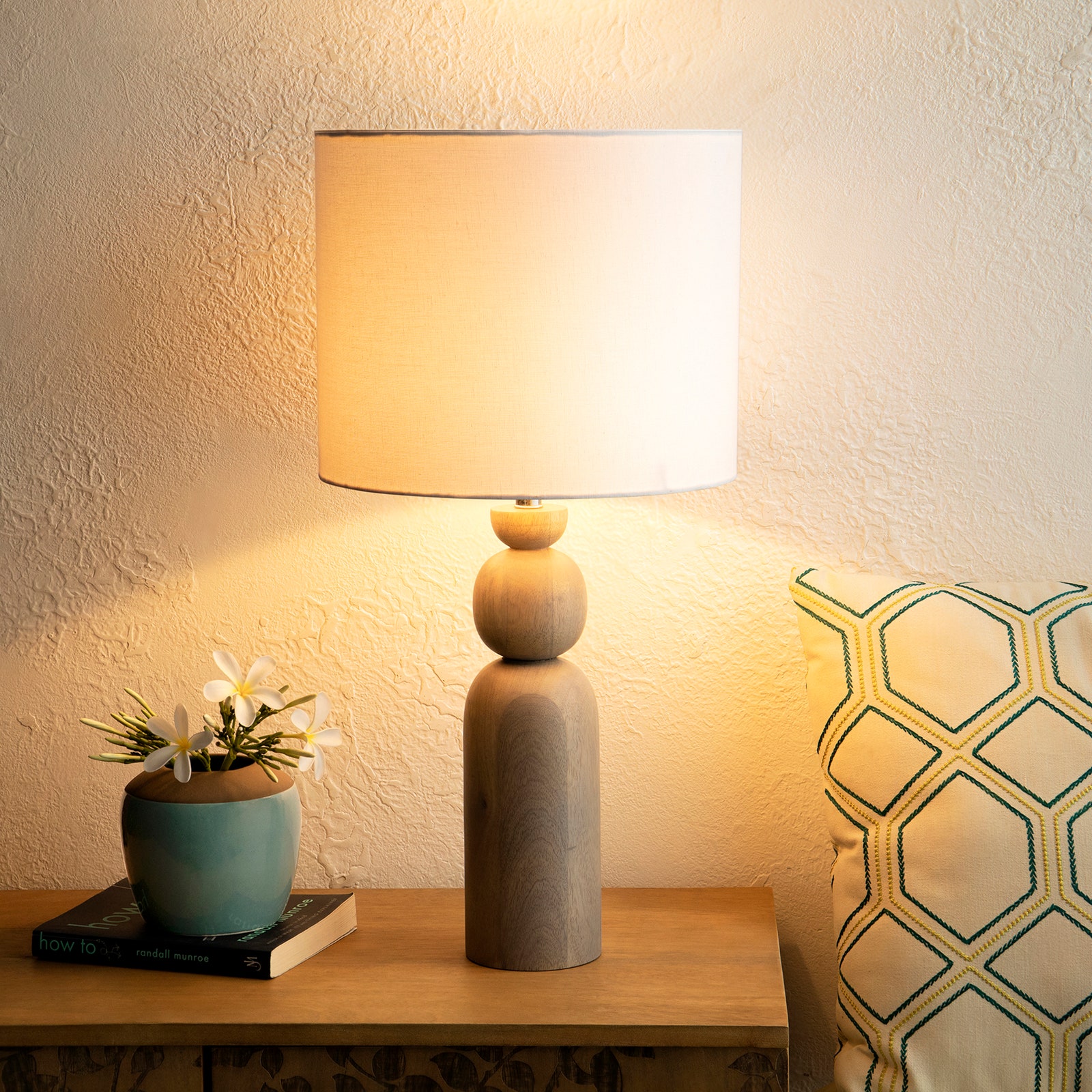 Chiếc đèn bàn màu be này với phong cách cổ điển nhẹ nhàng, không khó để kết hợp với tổng thể nội thất trong phòng. Nó được làm bằng gỗ xoài nên rất bền đẹp, chắc chắn, nguồn cung cấp ánh sáng cũng nhẹ nhàng, dễ chịu.