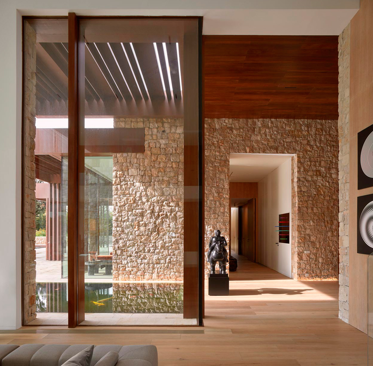 Không gian sống tuyệt đẹp của nhà thiết kế thời trang kiêm nhiếp ảnh gia Daniel Nagel. Nội thất trong nhà hoàn toàn sử dụng đá tự nhiên để ốp các bức tường cũng như gỗ tự nhiên cho sàn nhà, tạo nên sự đắt giá, sang chảnh cho căn biệt thự.