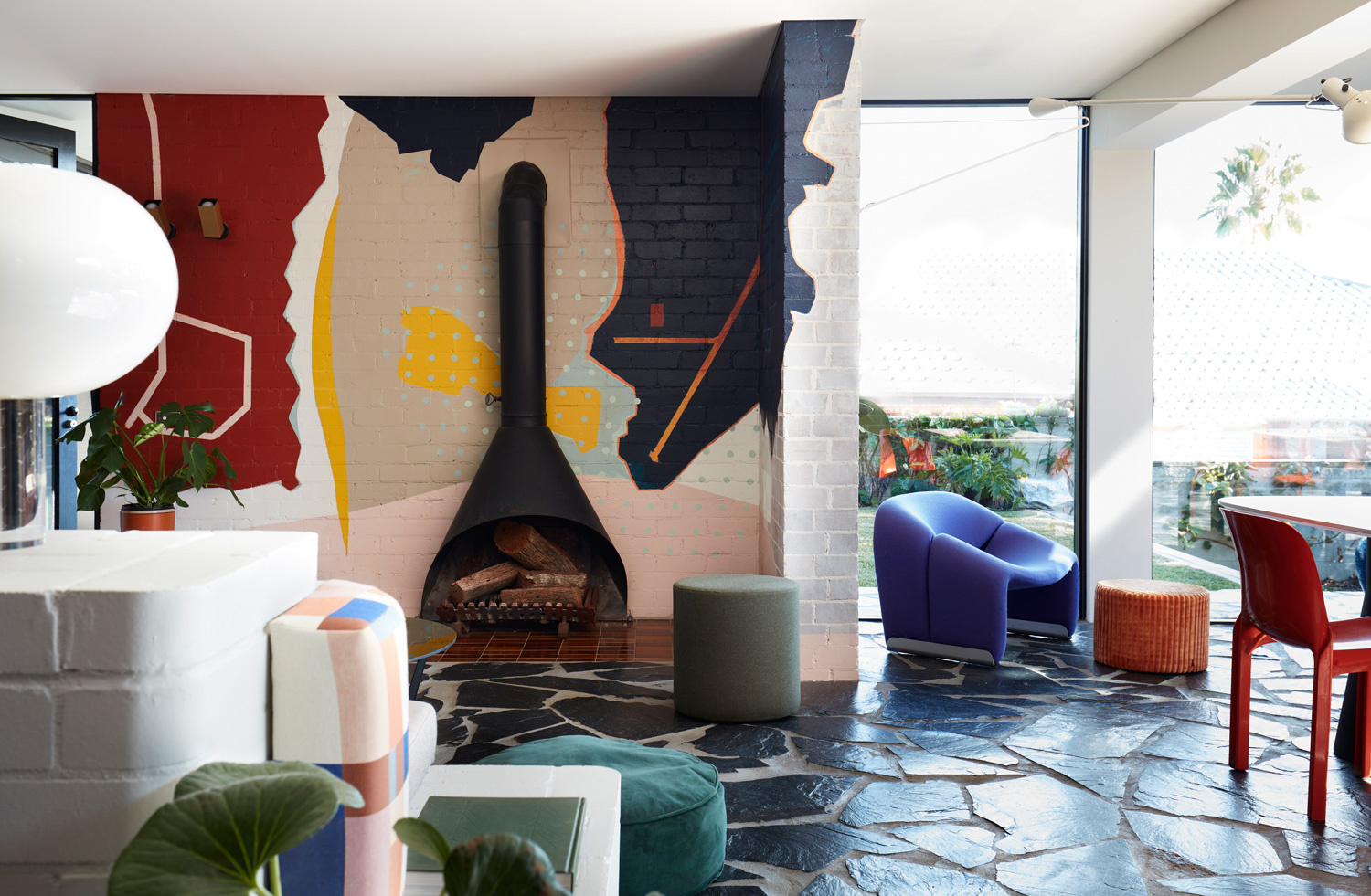 Không gian rực rỡ sắc màu này được thiết kế bởi Amber Road Studio, với sàn nhà lát bằng đá tự nhiên với sự tương phản của hai gam màu đen - trắng, phối hợp cùng những sắc màu nội thất xung quanh cho cái nhìn phóng khoáng, ấn tượng.