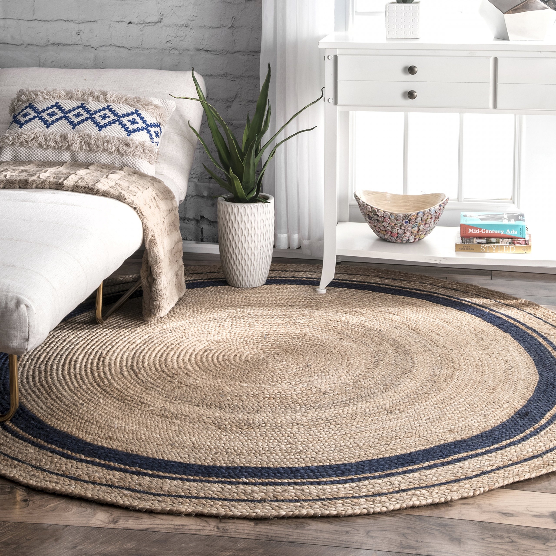 Trang trí nhà bằng thảm đan thủ công từ sợi tự nhiên là một cách mang thiên nhiên đến gần hơn với không gian sống.