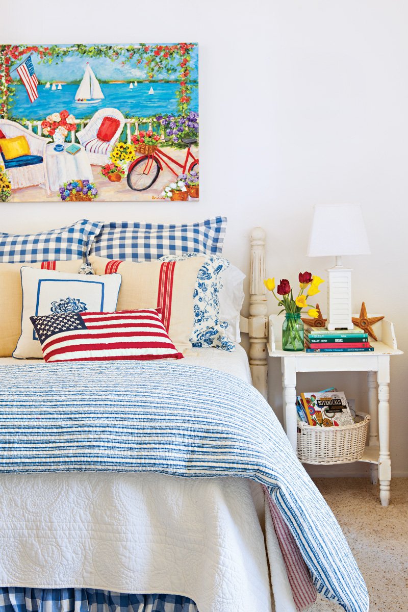 Phòng ngủ tươi sáng với phong cách trang trí vintage, xen lẫn phong cách biển xanh tươi mát của ngày Hè. Bảng màu được sử dụng hoàn toàn đồng bộ với các khu vực sinh hoạt chung tạo nên sự liên kết giữa tất cả các căn phòng với nhau.