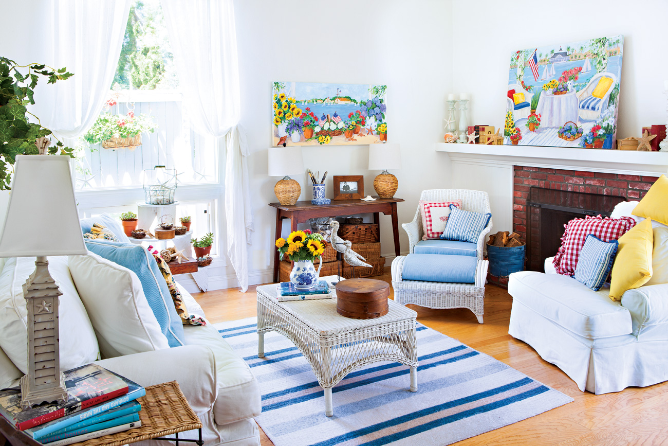Phòng khách là “hình ảnh thu nhỏ của mọi thứ mà tôi yêu thích,” Erin chia sẻ. Màu sắc yêu thích là xanh nước biển, xanh da trời với điểm nhấn là màu trắng, đỏ và vàng. Các kết cấu màu trắng khác nhau của căn phòng được kết thúc bằng gỗ mộc mạc”.