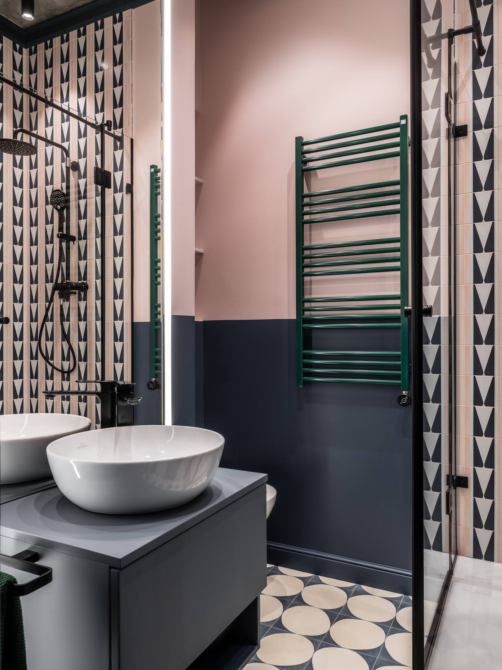 Diện tích phòng tắm chỉ “gói gọn” trong 3m² nhưng có đủ không gian cho mọi thứ bạn cần với tông màu hồng - xám cực kỳ thời trang.