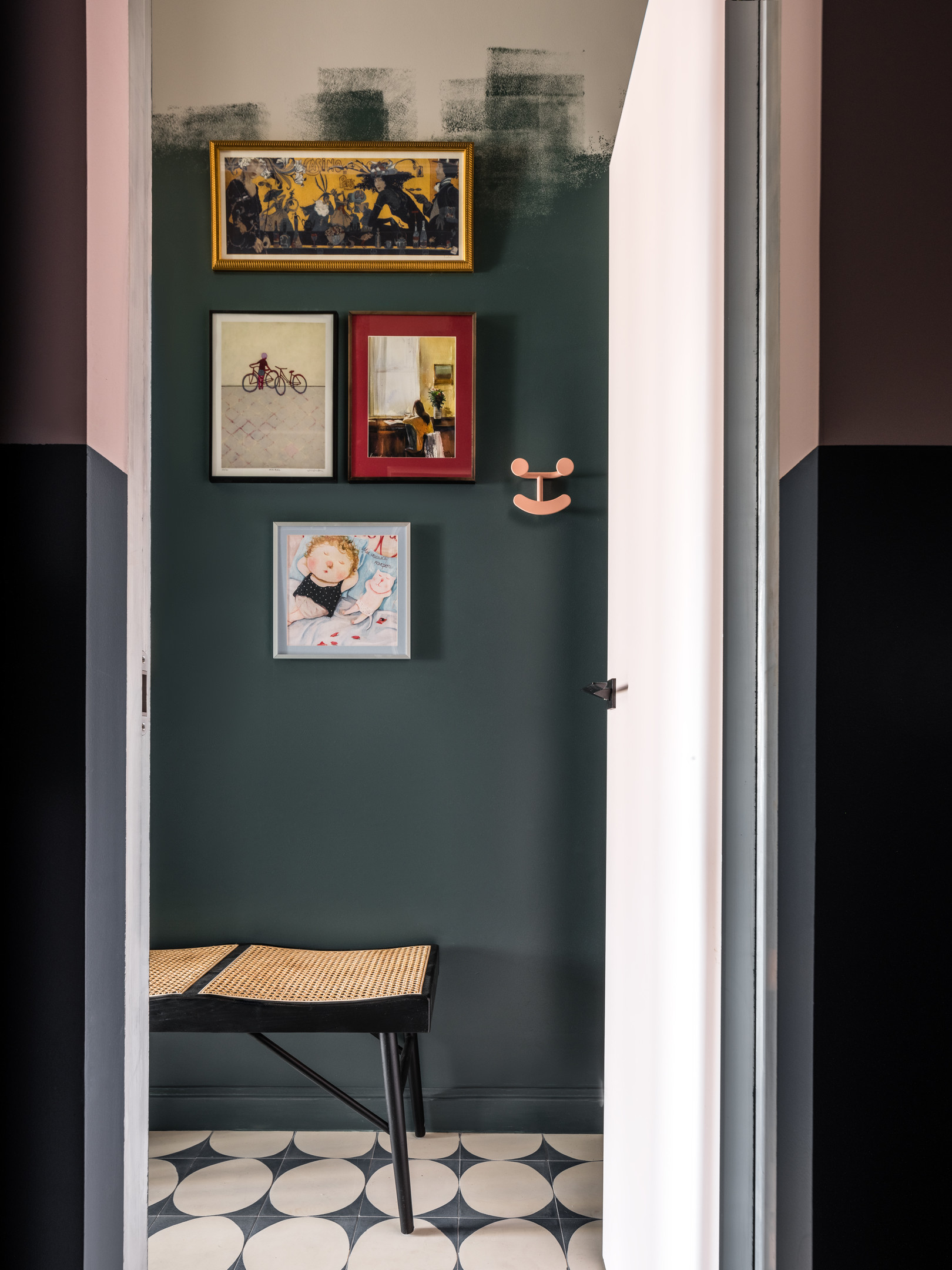 Thiết kế móc treo tường của thương hiệu Jaime Hayon. Những bức tranh sắc màu tươi tắn, chủ đề dễ thương cho bức tường xám không còn buồn tẻ.