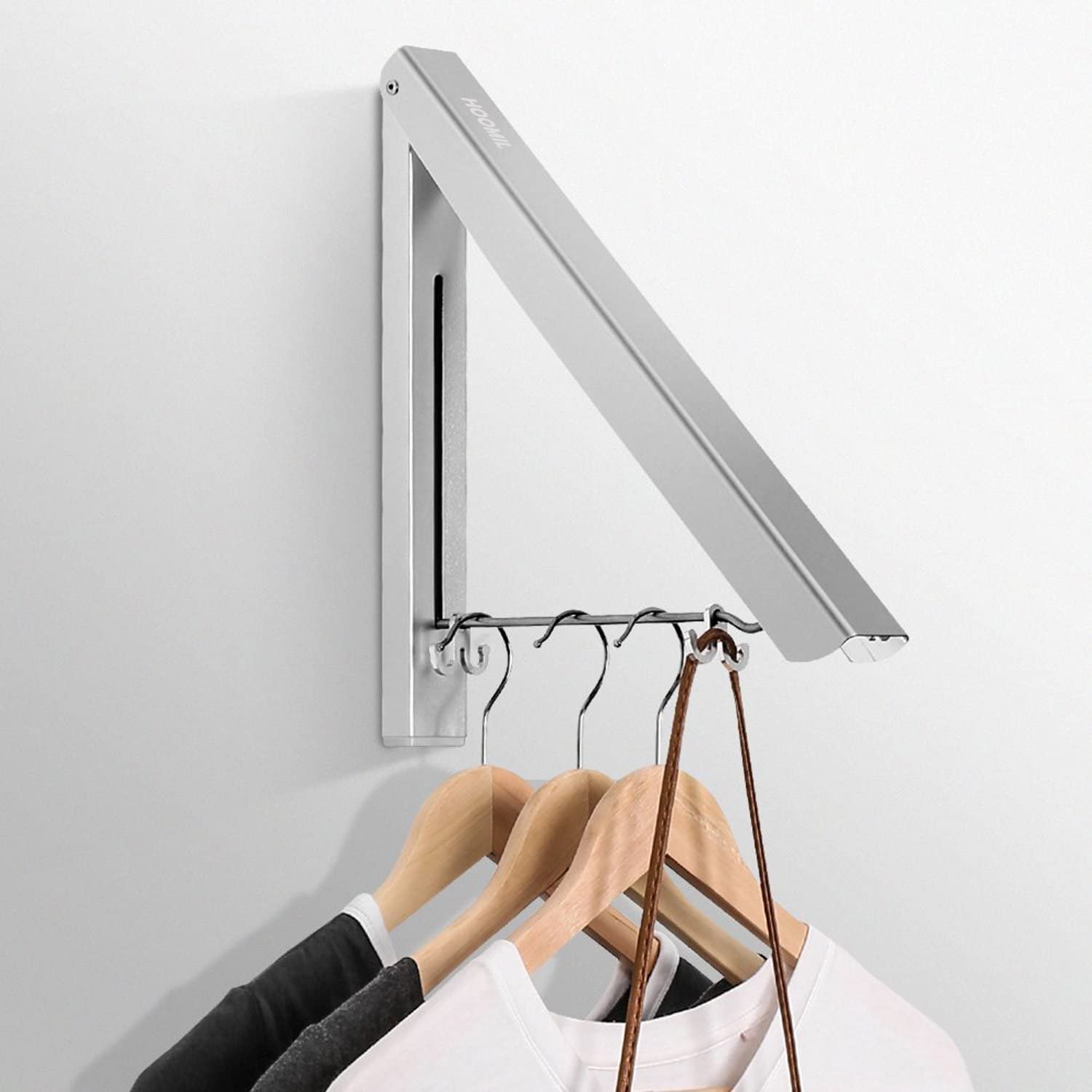 Thiết kế hình tam giác sáng tạo giúp chiếc móc treo tận dụng bất cứ không gian của khoảng tường trống trong góc phòng để lưu trữ quần áo. Nó còn tích hợp 2 chiếc móc dành riêng cho những phụ kiện như túi xách hay thắt lưng nữa đấy.