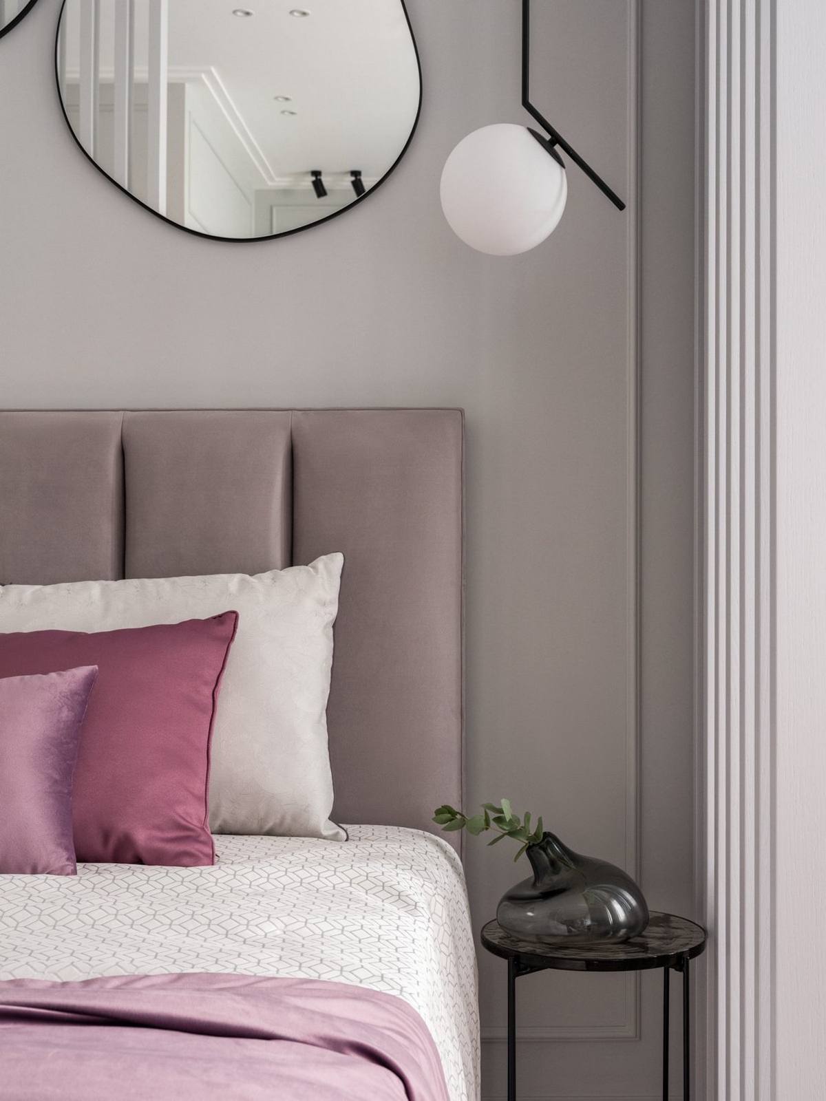 Gương soi trang trí bức tường phòng ngủ vô cùng ấn tượng, kết hợp táp đầu giường thiết kế đơn giản nhưng đặt lọ hoa thủy tinh độc lạ cho không gian thêm tinh tế.
