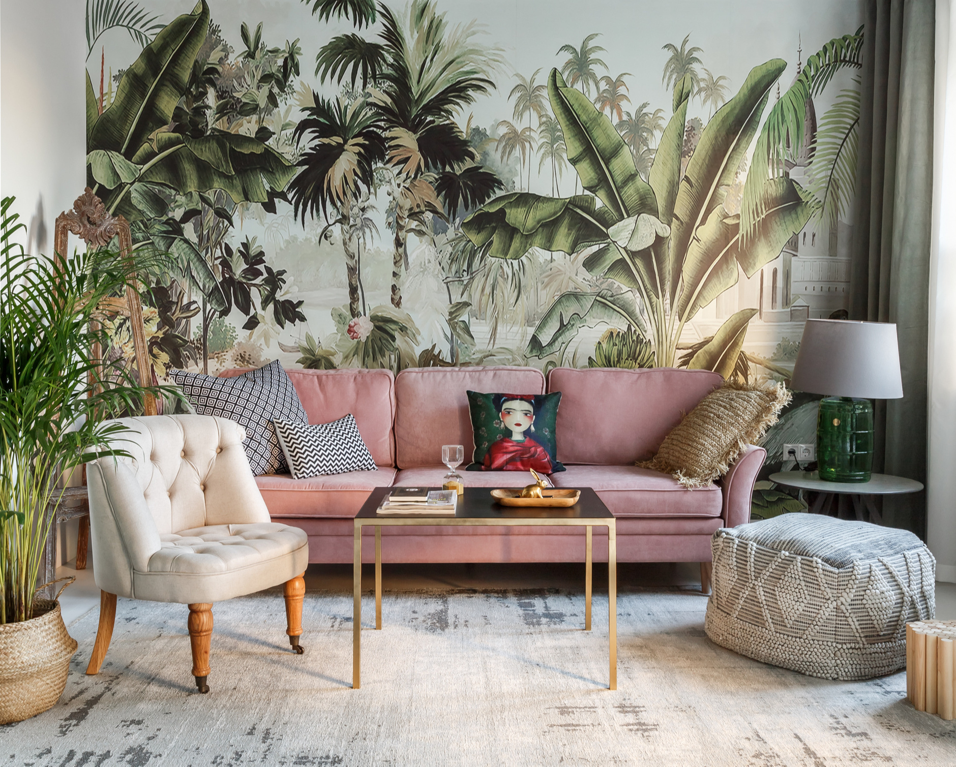 Bạn cũng có thể làm nổi bật khu vực sau ghế sofa bằng giấy dán tường hoa văn, họa tiết sống động, như phong cách nhiệt đới mùa Hè chẳng hạn.