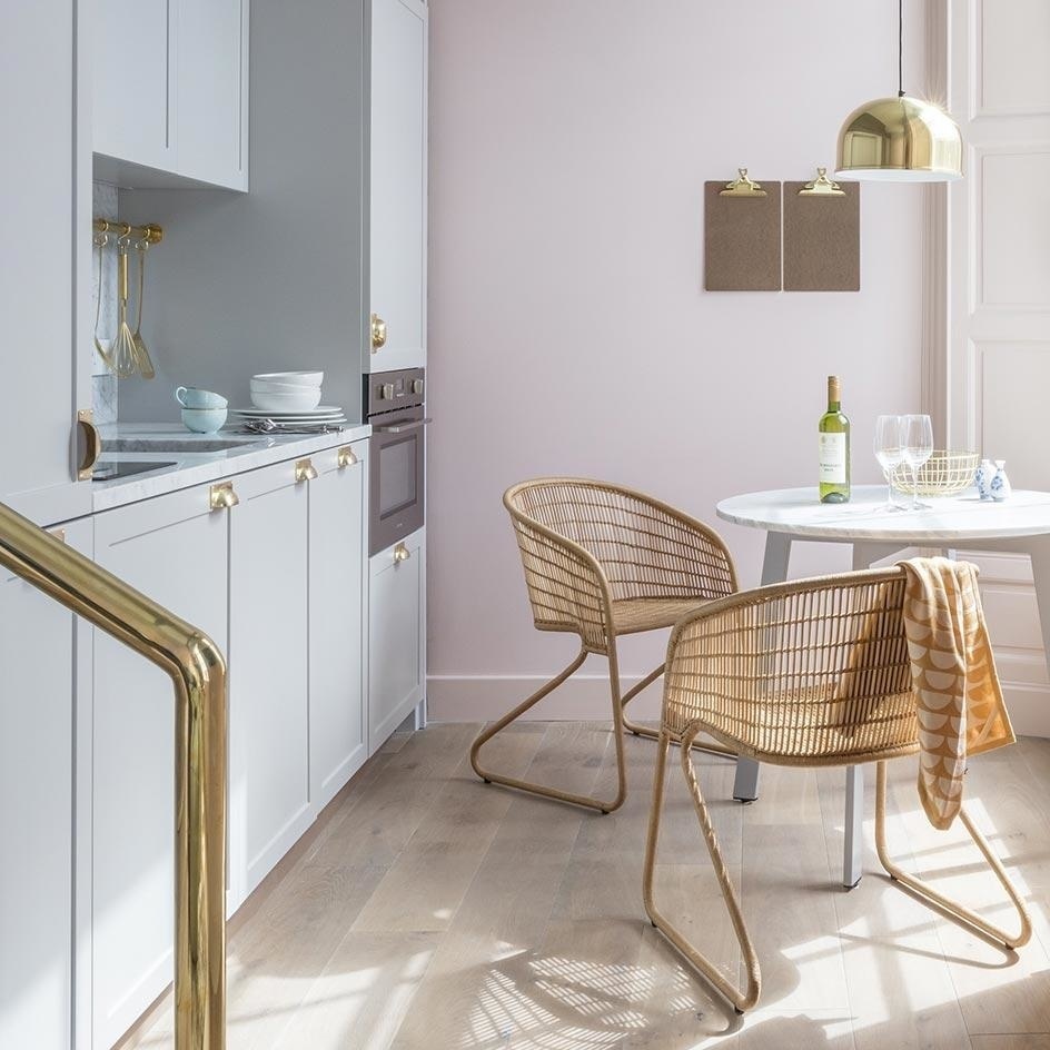 Bạn có thể tách biệt khu vực nấu nướng - ăn uống bằng màu sơn tường tươi sáng, nhẹ nhàng, giúp căn phòng rộng hơn so với diện tích thật.
