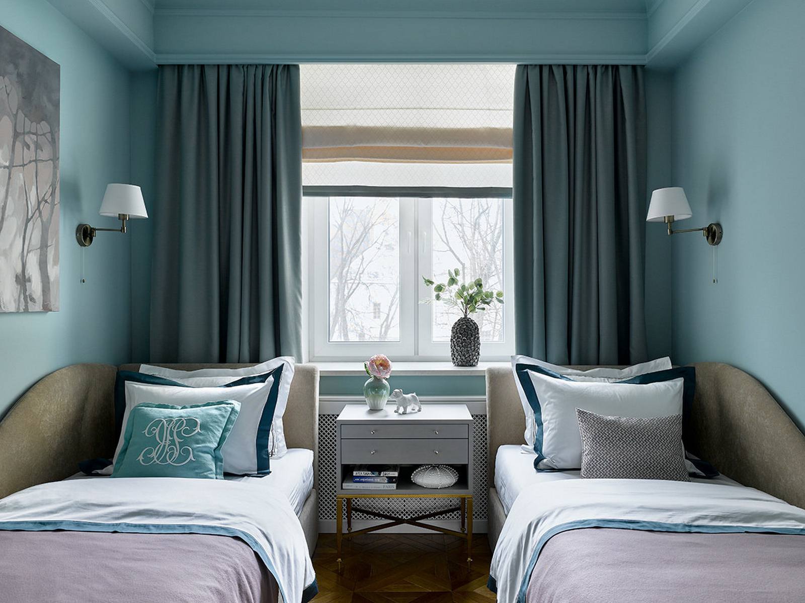 Và bây giờ chúng ta sẽ tham quan phòng ngủ đặc biệt trong căn hộ. Đội ngũ thiết kế đã lựa chọn gam màu xanh lam chủ đạo với nhiều tone đậm nhạt khác nhau để tạo cảm giác yên bình và dễ chịu cho không gian thư giãn.