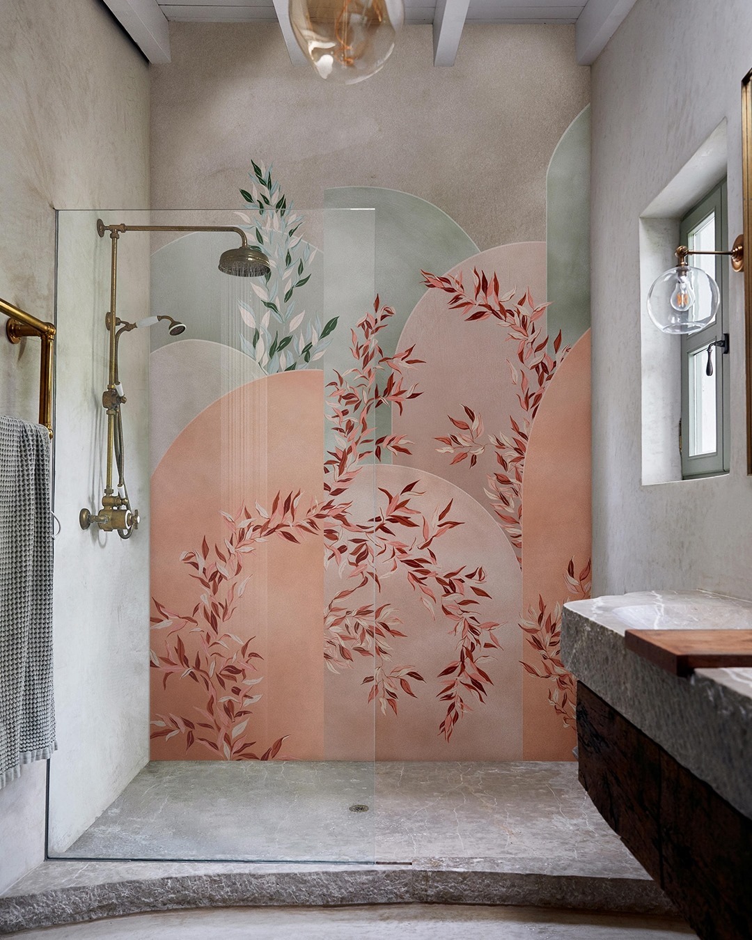 Có một cách đơn giản để phân vùng khu vực phòng tắm và nhà vệ sinh đó chính là sử dụng giấy dán tường. Ở bức hình này, không gian phòng tắm như một 'ốc đảo' nhỏ xinh với những gam màu pastel và hoa văn uyển chuyển, dịu dàng.