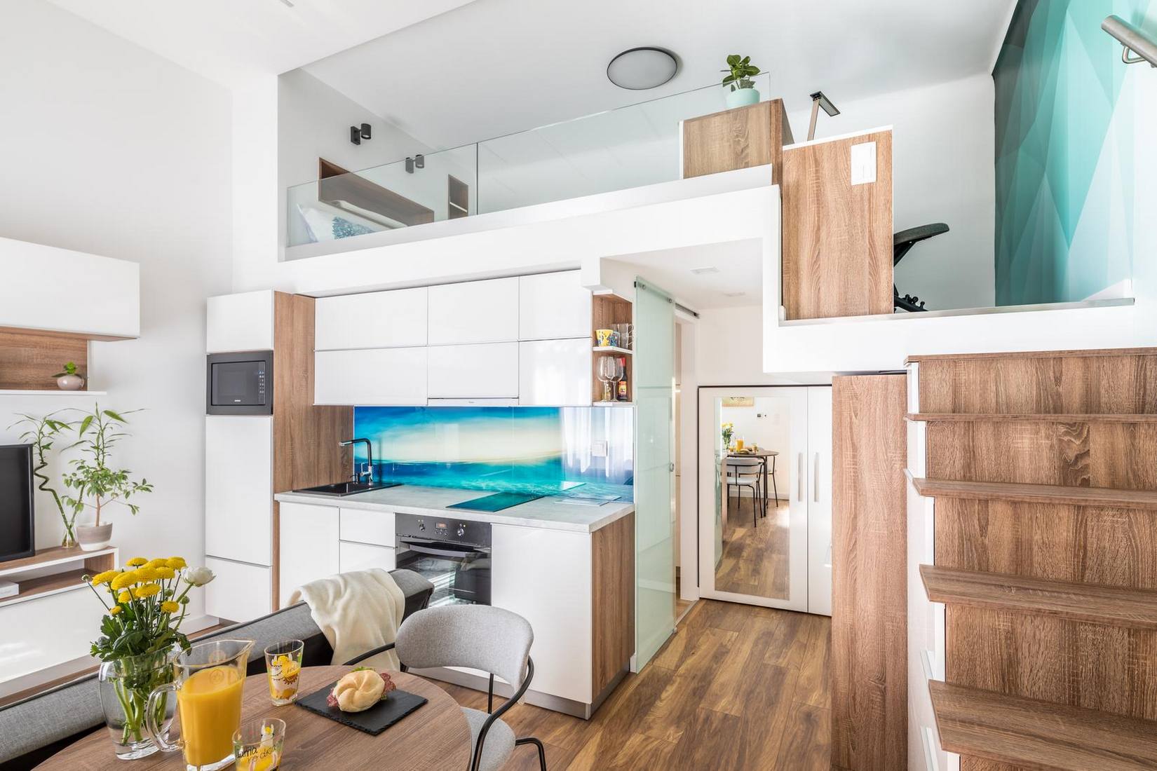 Căn hộ vỏn vẹn 21m² nhưng tiện nghi không thiếu thứ gì, lại có cả hệ thống chiếu sáng siêu bắt mắt