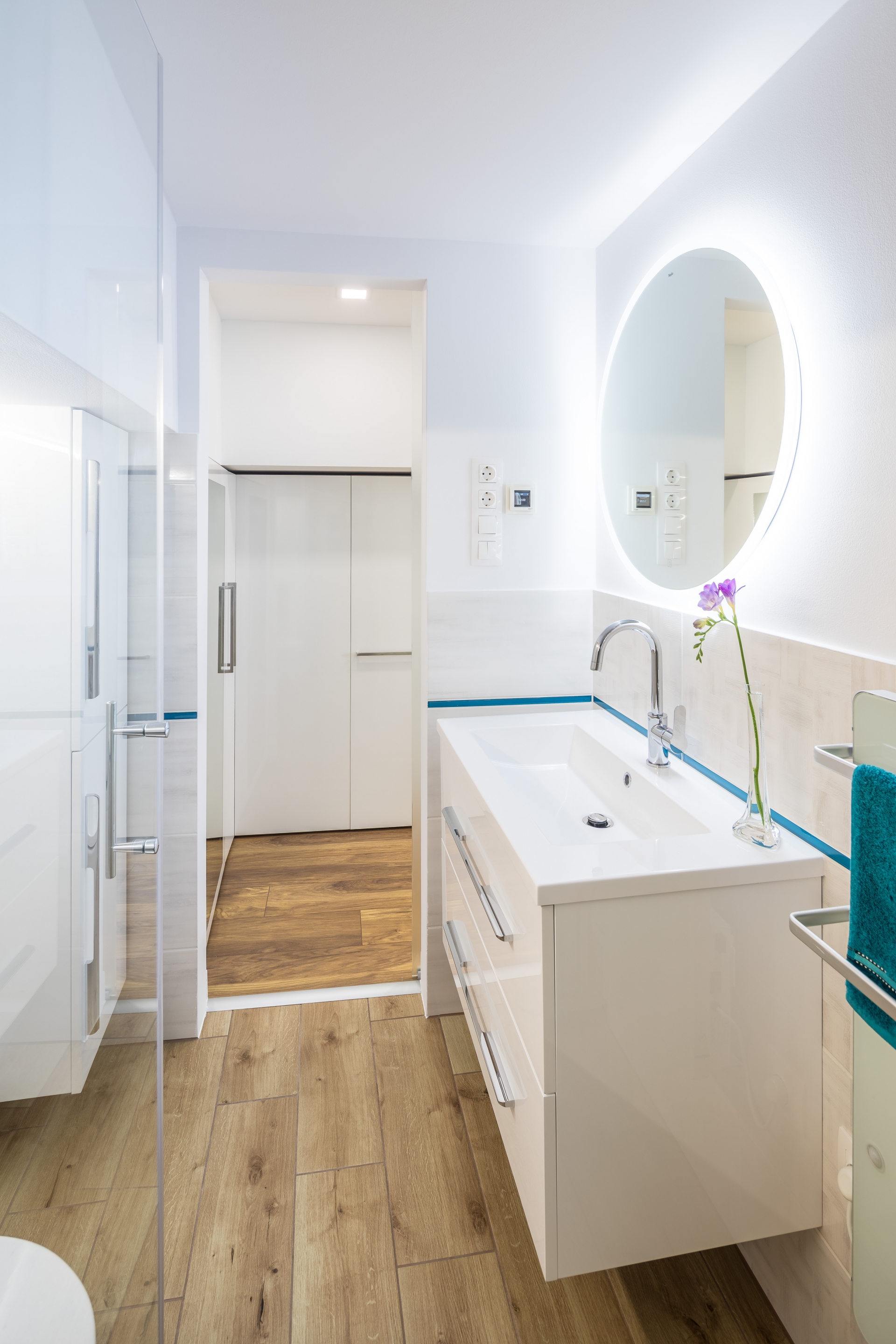 Phòng tắm và nhà vệ sinh được bố trí ngay phía sau phòng bếp, với cánh cửa trượt giúp tiết kiệm diện tích. Bên trong không gian thư giãn được lựa chọn gam màu trắng chủ đạo cho cảm giác sạch sẽ cùng với điểm nhấn màu xanh lam nổi bật.