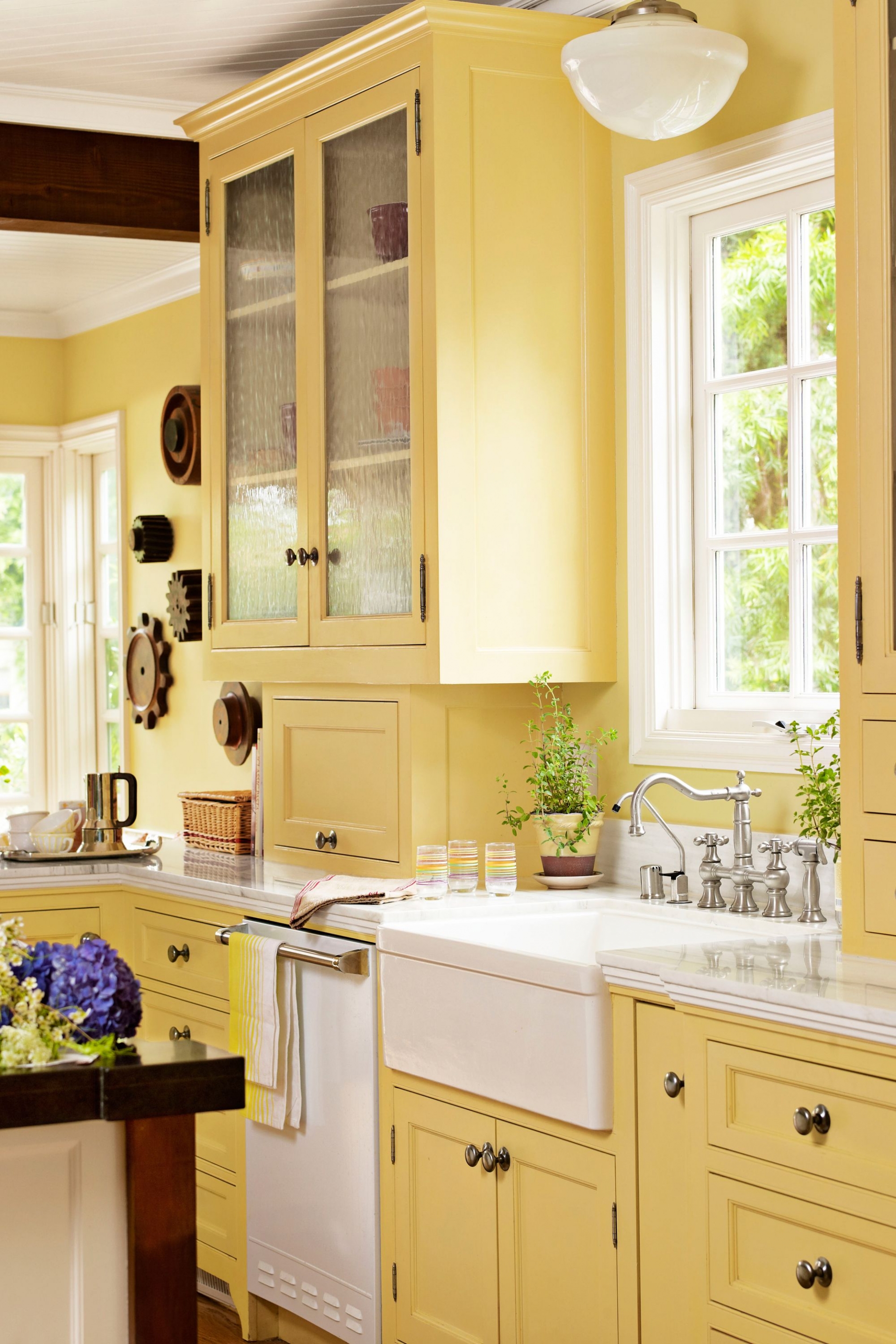Tone màu vàng nhẹ nhàng của nắng mai, không quá chói chang sẽ thích hợp cho màu sơn tủ bếp và cả bức tường trong không gian nấu nướng. Sự kết hợp của màu vàng nhạt và gỗ tối màu sẽ mang lại một vẻ đẹp dịu dàng, mang mác cho phòng bếp.