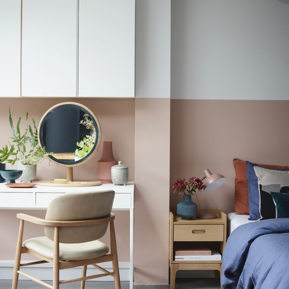 Sự kết hợp giữa gam màu hồng phấn và trắng theo cách sơn nửa tường giúp cho phòng ngủ này đẹp mắt và cảm giác trần cao hơn thực tế.