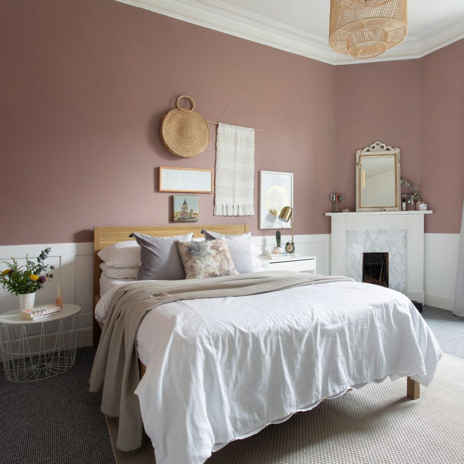 Sử dụng 1 gam màu làm chủ đạo, cụ thể ở đây là màu hồng đỗ trầm ấm, kết hợp thêm gam màu trắng ở 2 khu vực là sơn chân tường và sơn trần nhà. 