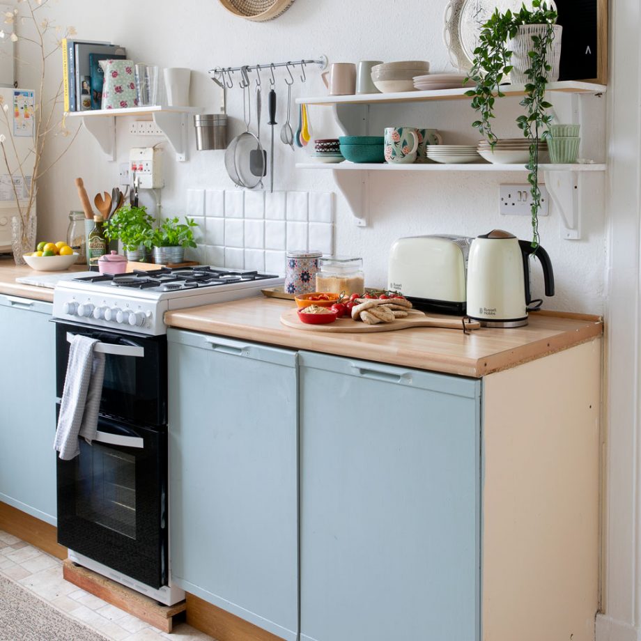 Cặp đôi quyết định sơn tủ màu xanh lam dịu nhẹ và điều này đã làm cho không gian nấu nướng trở nên tươi tắn, mát mẻ hơn.