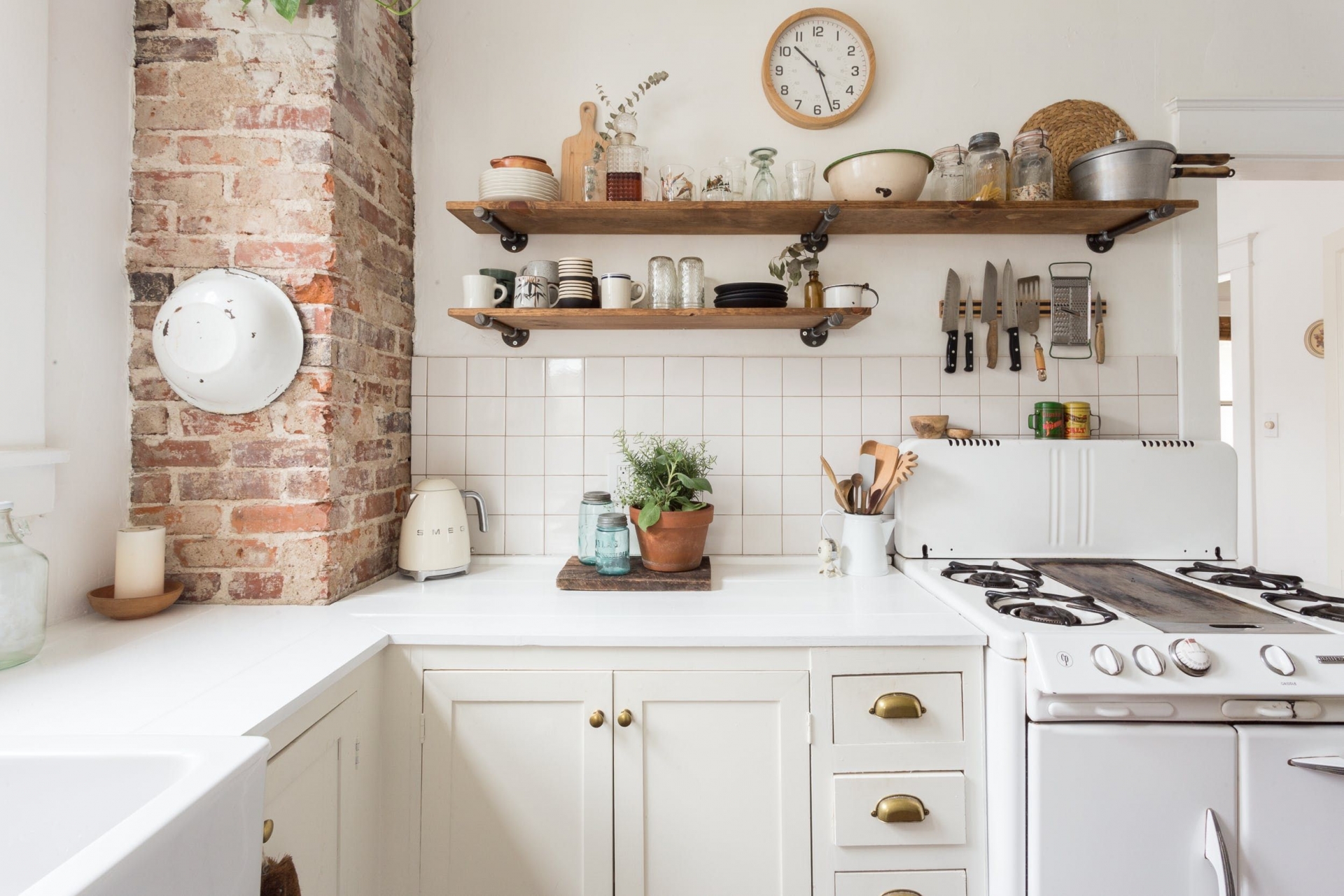 4 lời khuyên hữu ích từ các nhà thiết kế nội thất sẽ giúp phòng bếp màu trắng của bạn thôi nhàm chán.