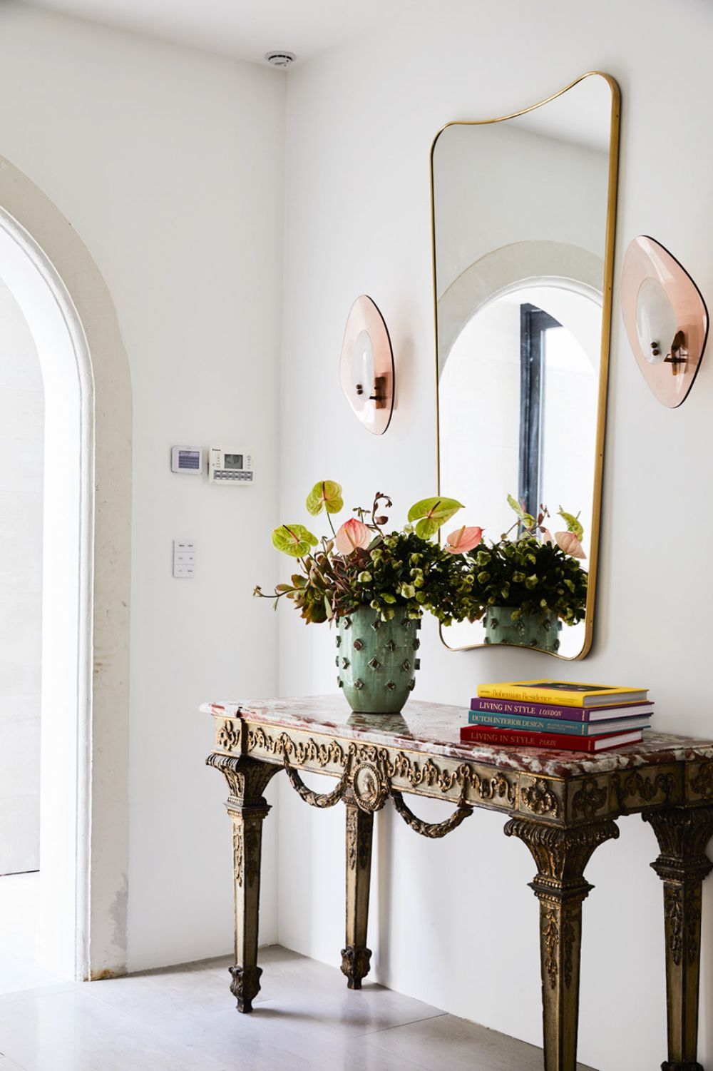 Một chiếc bàn nhỏ, dáng cao theo phong cách tùy chọn, kết hợp với vài cuốn sách, lọ hoa duyên dáng hay phụ kiện trang trí sẽ thể hiện được gu thẩm mỹ của chủ nhà.