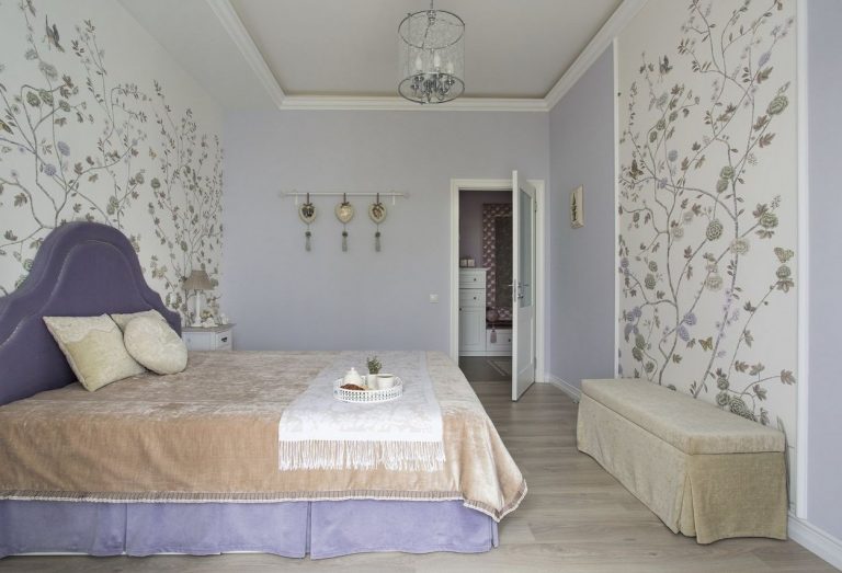 Phòng ngủ rộng rãi với sơn tường màu xám, sàn gỗ tự nhiên cùng giấy dán tường hoa văn trang nhã, nằm ở khu vực gần như đối diện ghế nghỉ ở lối ra vào căn hộ với tấm gương lớn bọc khung nệm tím.