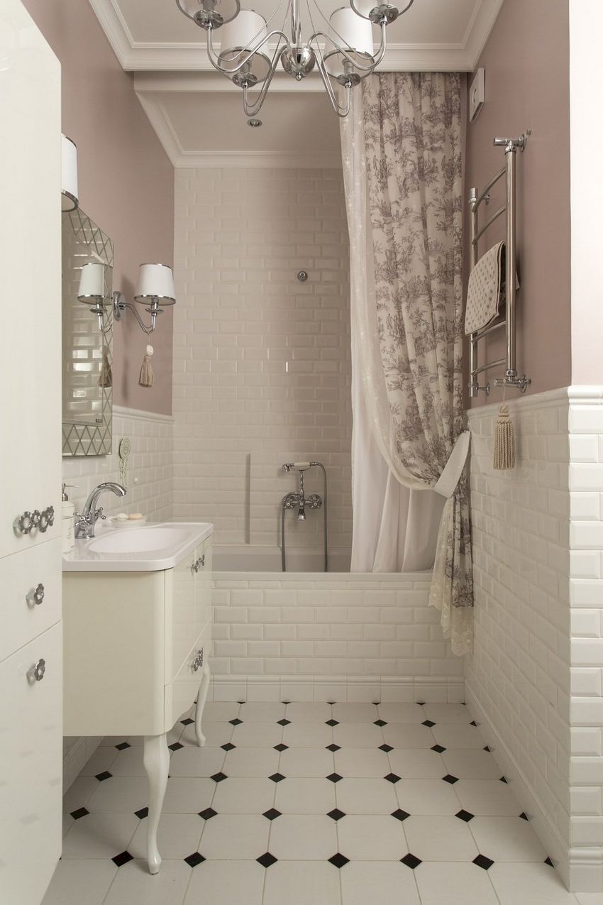 Dù chỉ chiếm diện tích nhỏ trong căn hộ nhưng phòng tắm và nhà vệ sinh vẫn được đầu tư nội thất sang trọng, thiết bị chiếu sáng bao gồm đèn gắn tường đối xứng tấm gương soi và đèn thả trần kiểu dáng khá giống với phòng khách.
