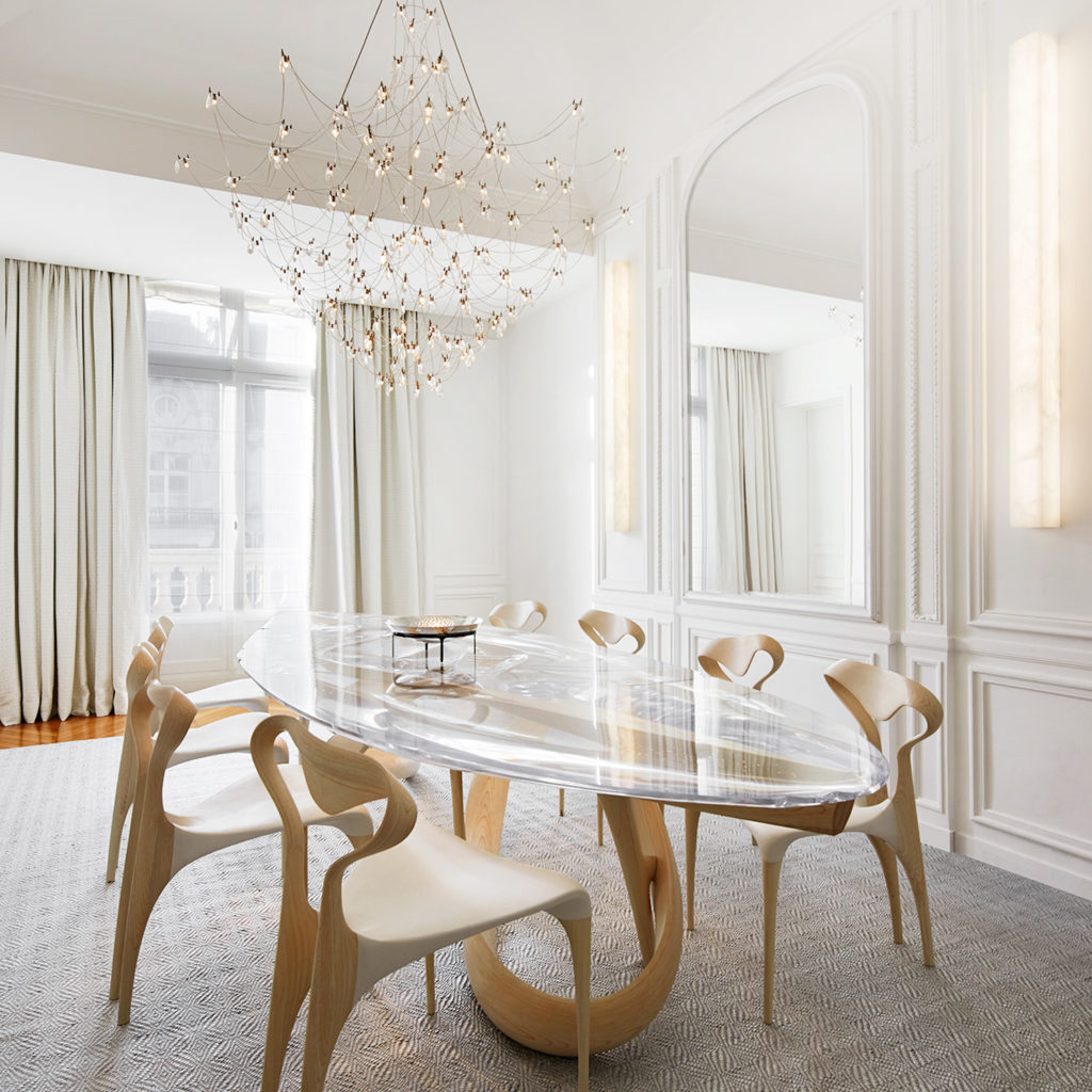 Bộ bàn ghế tuyệt đẹp do Joseph Walsh thiết kế cho phòng ăn sang trọng của một căn biệt thự tại thủ đô Paris (Pháp).