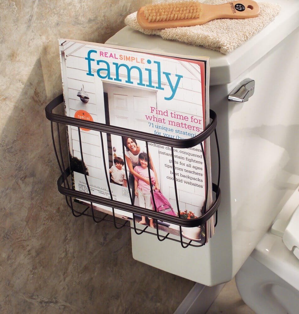 Ngăn đựng tạp chí thiết kế gọn gàng, tiện lợi, treo ngay tại mặt bên của bồn toilet.