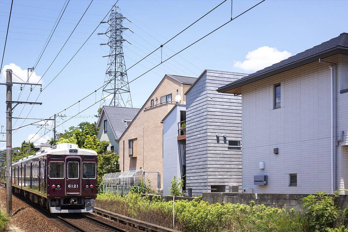 Khu phố sầm uất và đông đúc xung quanh ngôi nhà, gần đường ray xe lửa do FujiwaraMuro Architects thiết kế.