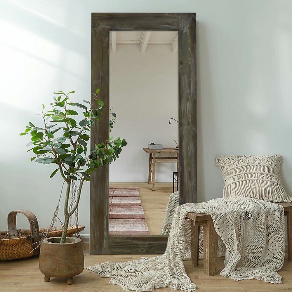 Chiếc gương có phần viền khung bằng gỗ lại càng là sự bổ sung tuyệt đẹp cho không gian, dù là gương tròn hay vuông, gương treo tường hay đặt trên sàn nhà. 