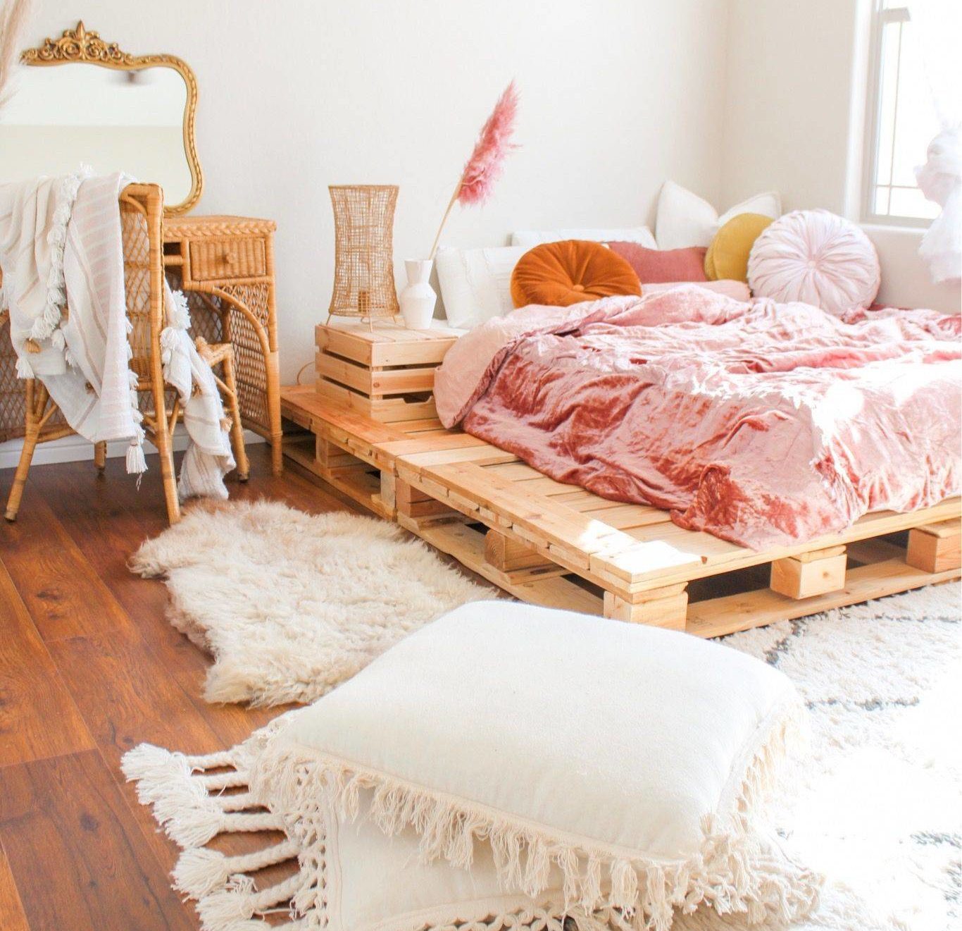 Căn phòng cực kỳ xinh xắn với tông màu trắng - hồng chủ đạo, kết hợp cùng nội thất là giường và táp đầu giường bằng gỗ pallet, bàn phấn trang điểm bằng mây tre đan, sàn gỗ cho vẻ đẹp mộc mạc, gần gũi với thiên nhiên.