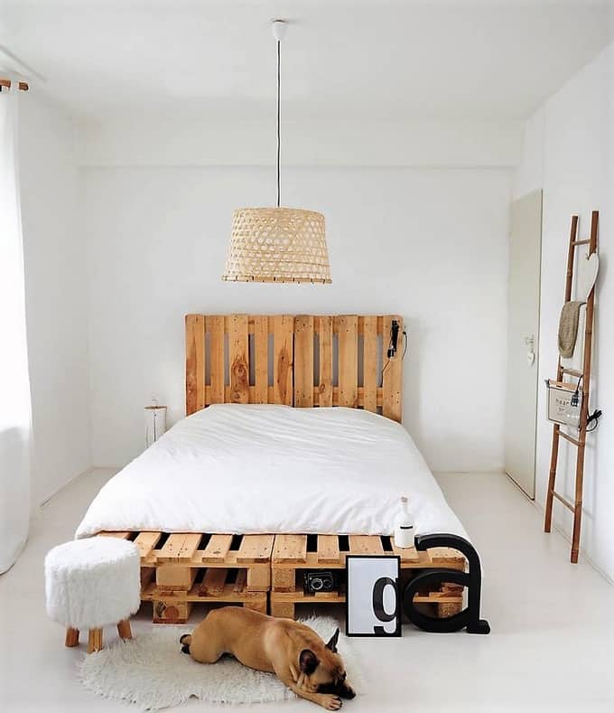 Căn phòng nhỏ xinh của anh chàng nhiếp ảnh độc thân sống cùng chú cún cưng với chiếc giường bằng gỗ pallet do chính thay chủ nhân thiết kế. Phần chân giường còn được tận dụng hốc nhỏ để lưu trữ, rất tiện ích đúng không nào?
