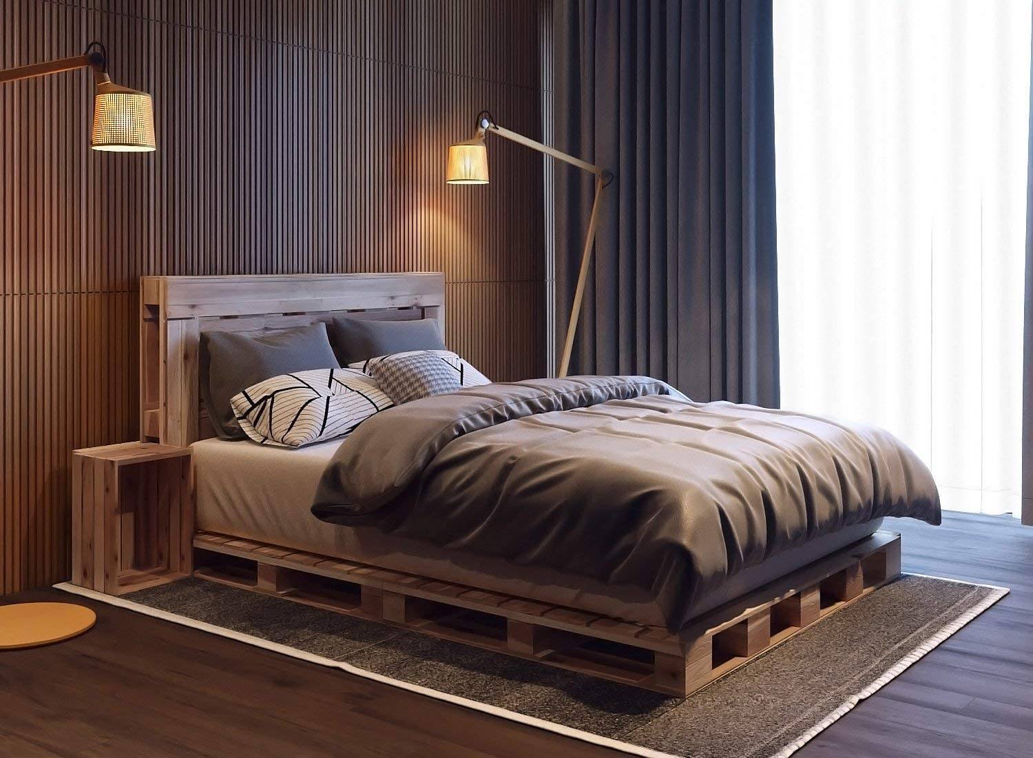 Gỗ pallet không chỉ thích hợp cho phong cách mộc mạc mà còn phù hợp với cả chủ nhân yêu thích sự sang trọng. Sự phối hợp của giường, táp đầu giường gỗ pallet và hệ thống lam gỗ, đèn sàn dáng cao càng tôn lên vẻ đẹp thanh lịch của không gian.