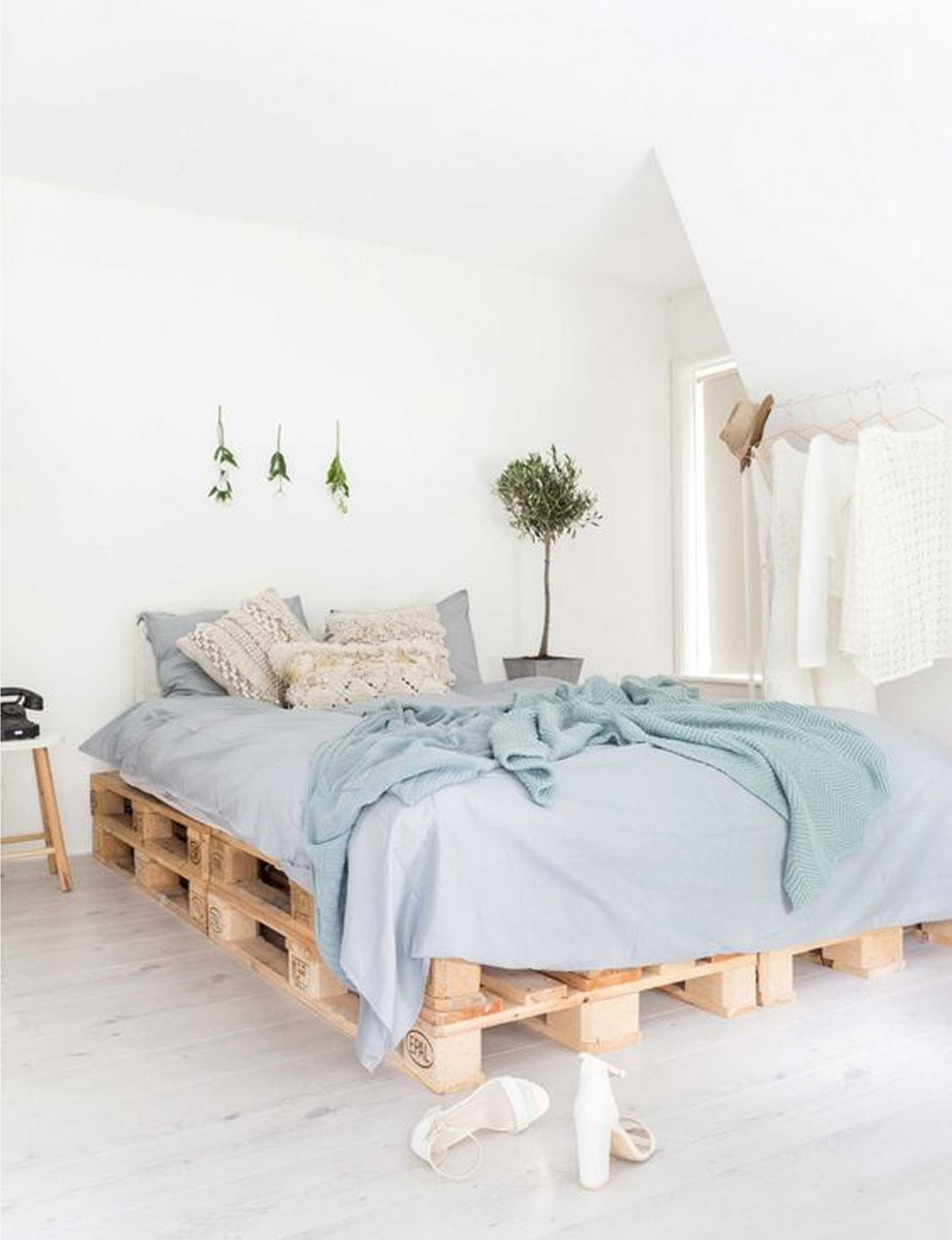 Thư thái, yên bình và tĩnh tại là những gì có thể miêu tả về phòng ngủ của nữ chủ nhân yêu phong cách thanh lịch. Sự nhẹ nhàng này không chỉ đến từ màu sắc trắng và xanh lam êm dịu mà còn nhờ vào chiếc giường gỗ pallet mộc mạc, nhỏ gọn.