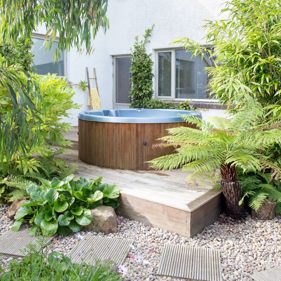 Nếu sân vườn của bạn có diện tích rộng rãi, hãy thử thiết lập một spa thu nhỏ tại gia bằng cách bổ sung bồn tắm ngoài trời và thử tắm lộ thiên.