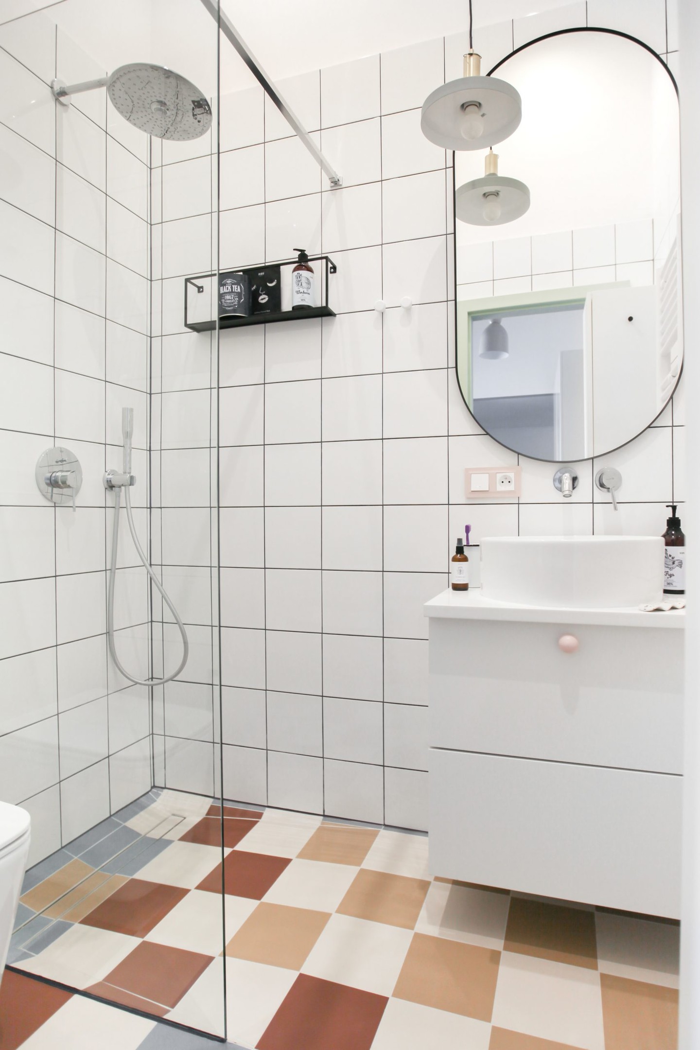 Tương tự phòng bếp, sàn phòng tắm cũng lựa chọn cùng một loại gạch ô vuông nhiều màu sắc theo chủ nghĩa hiện đại của Parady. 