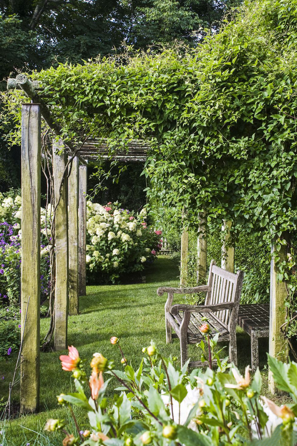 Cuối cùng, nếu ngôi nhà bạn có một khu vườn thì nhất định không để lãng phí không gian này nhé! Hình ảnh khu vườn của nhà văn Ina Garten tại ngôi làng East Hampton (Hoa Kỳ) với thiết kế mộc mạc nhưng ngập tràn cảm hứng lãng mạn cho người nghệ sĩ.