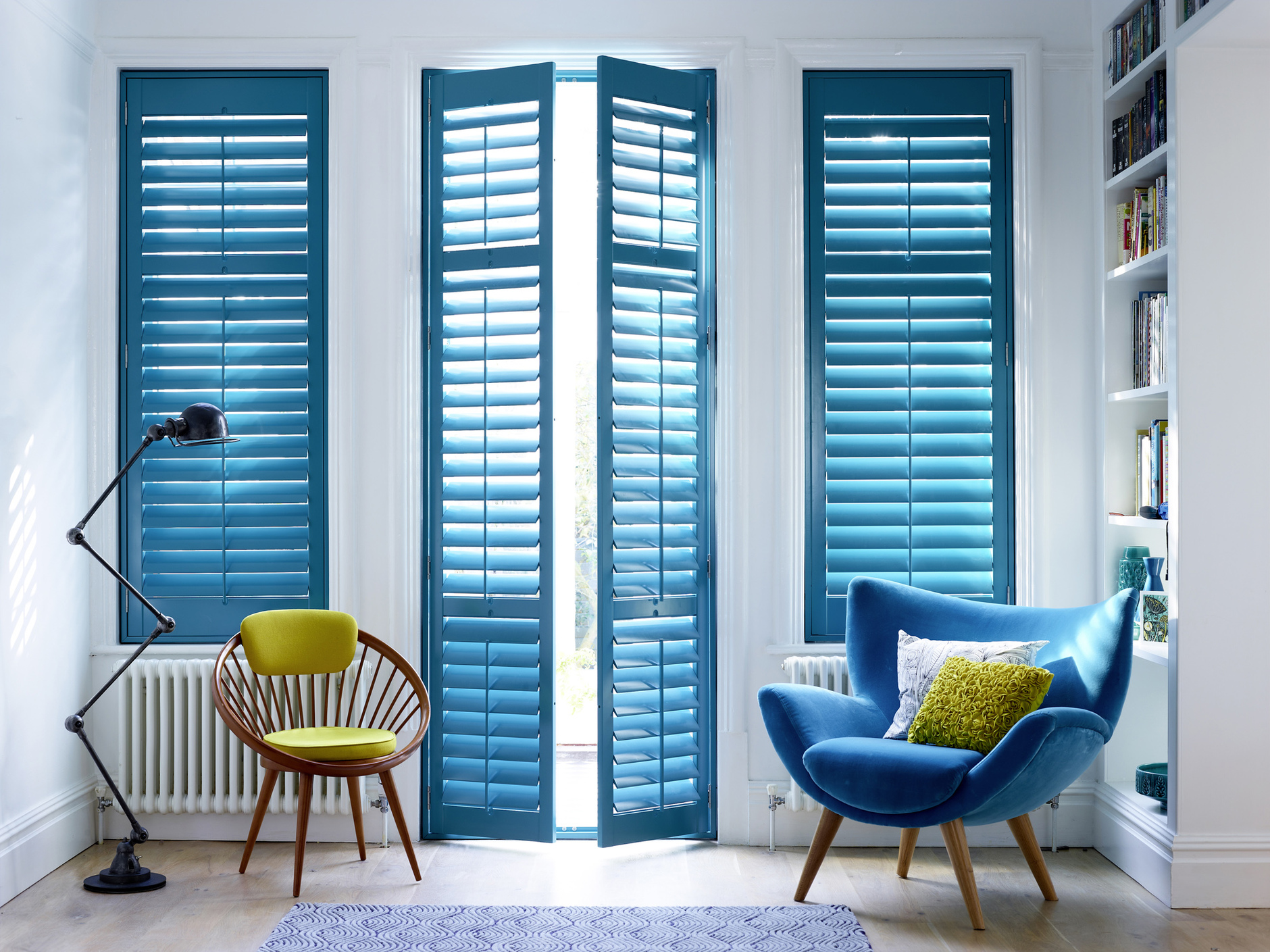 Những ý tưởng trang trí nội thất đẹp xiêu lòng từ những cánh cửa chớp cũ